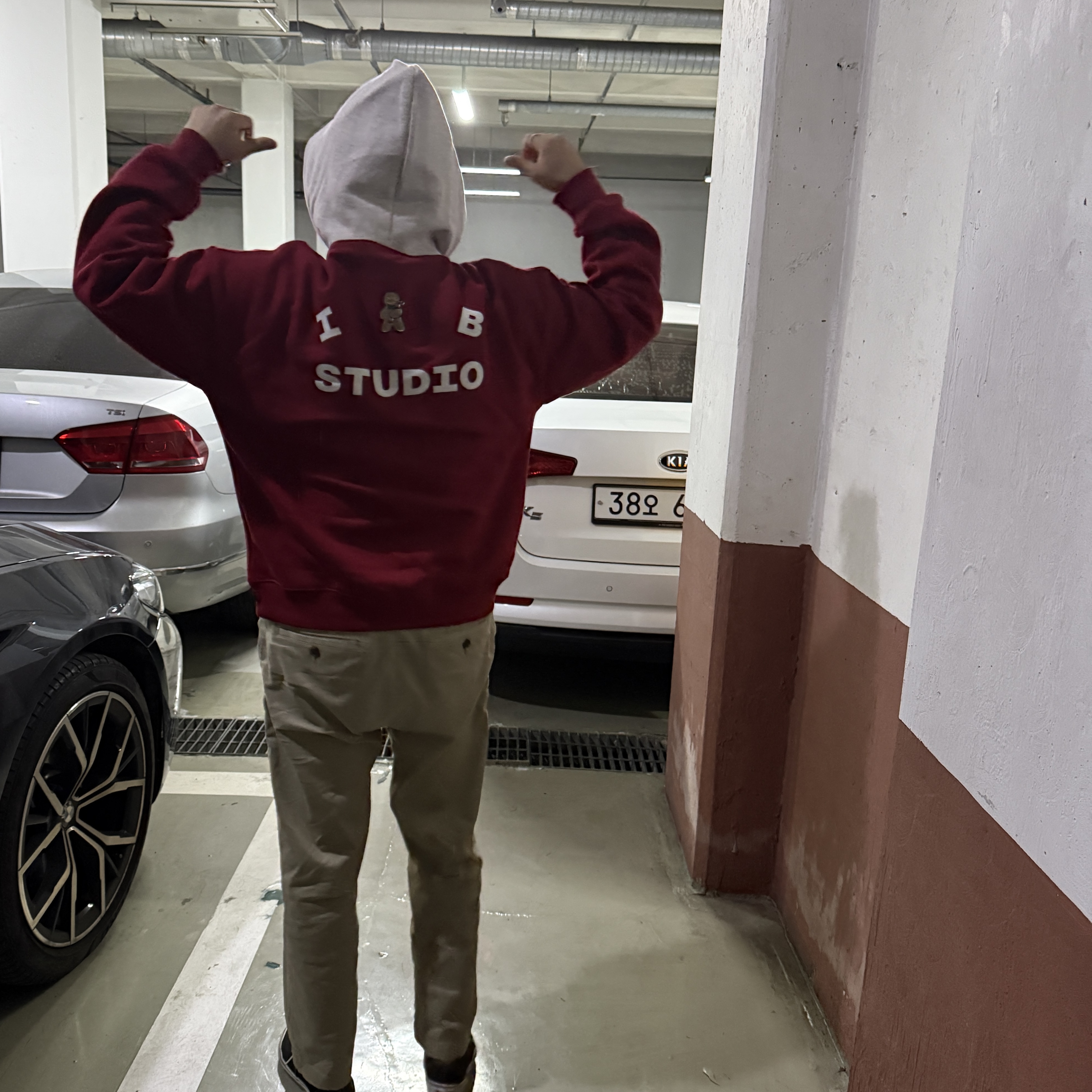 IAB Studio 24 Christmas Hoodie Burgundy Oatmeal 착용 스타일