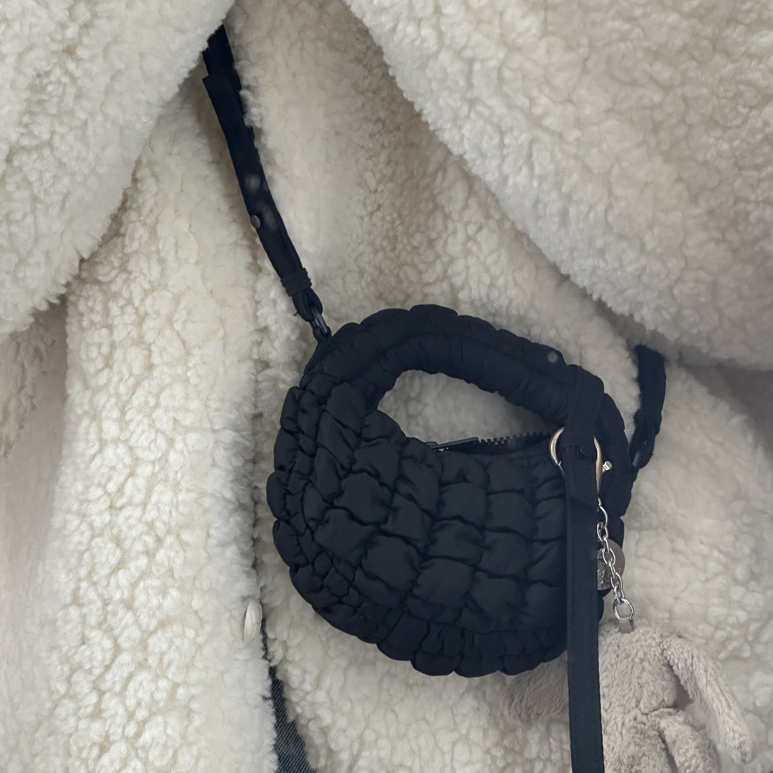 COS Quilted Nano Crossbody Bag Black 착용 스타일 - 1