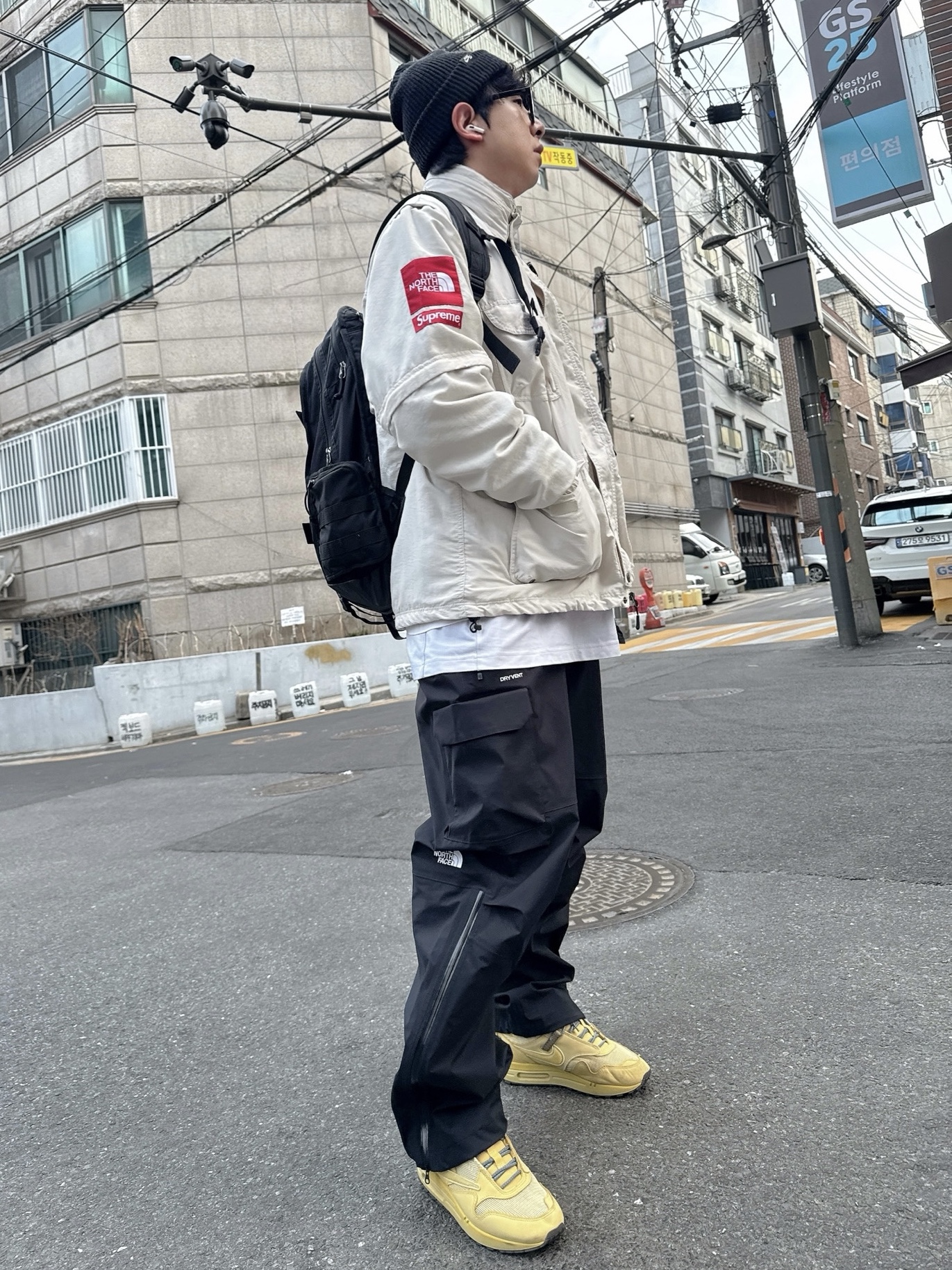 Supreme x The North Face Trekking Convertible Jacket Stone - 22SS, Nike x Travis Scott Air Max 1 Cact.us Gold 착용 스타일
