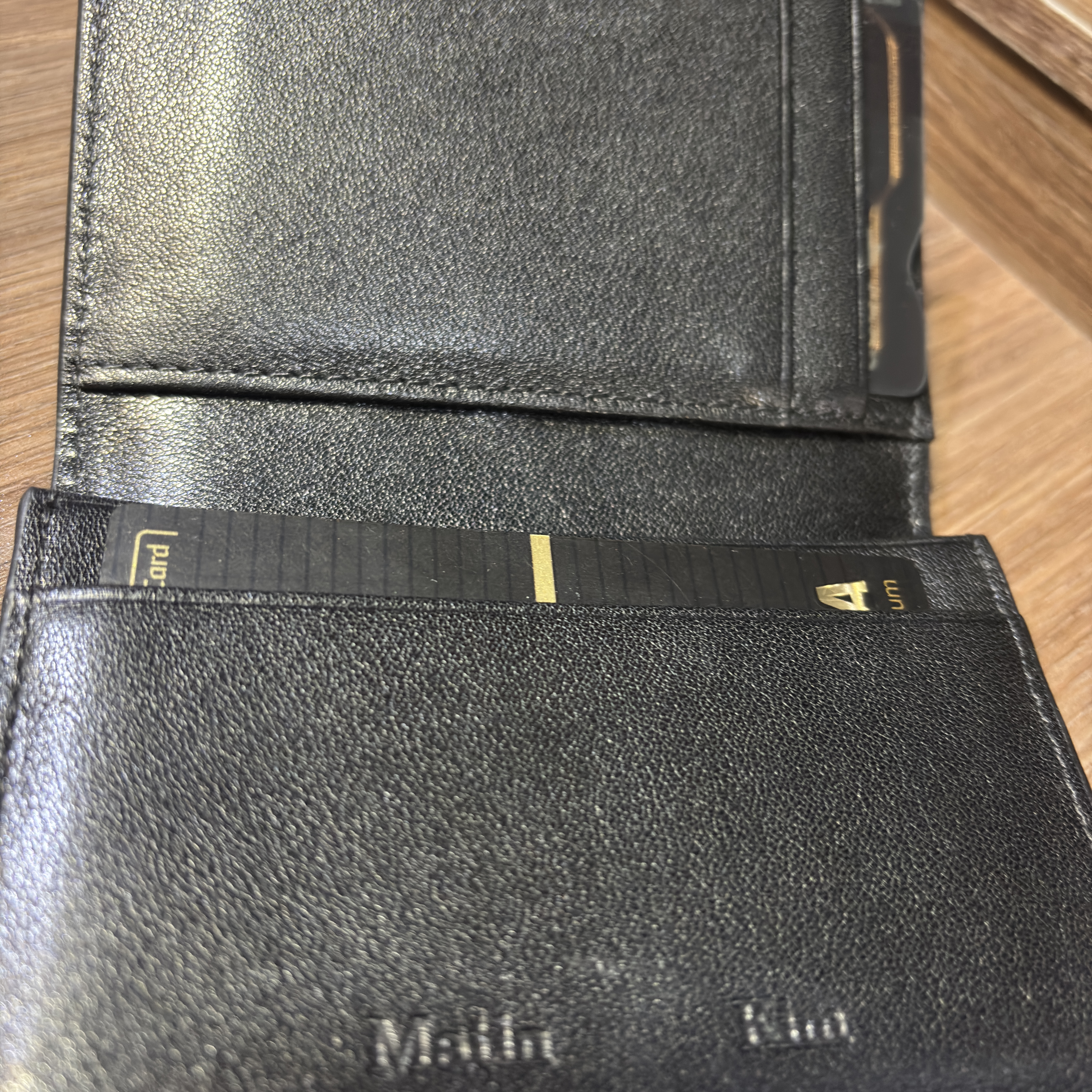 Matin Kim Slim Metal Business Wallet Black 착용 스타일 - 2