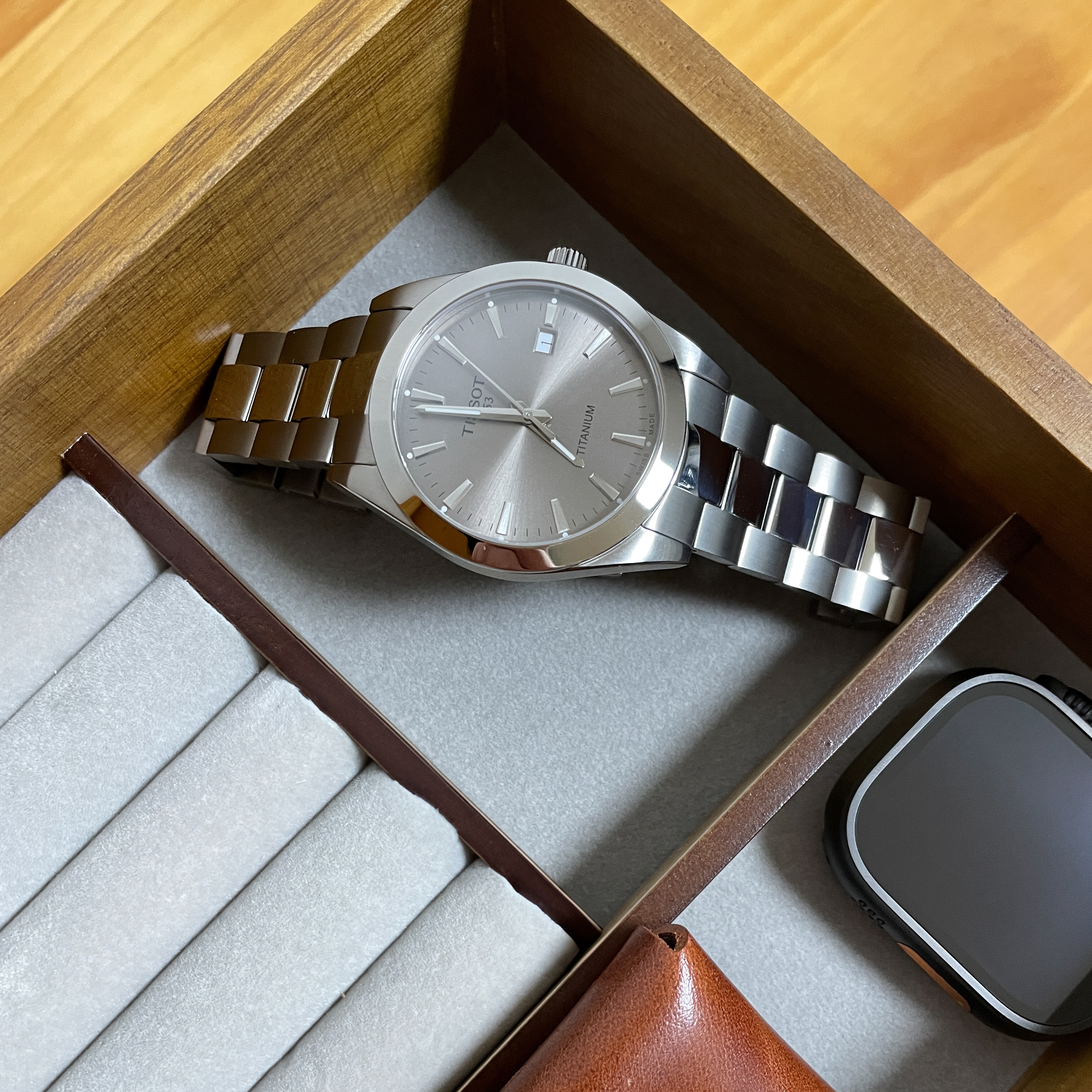 Tissot Gentleman 40mm Quartz Titanium Grey 착용 스타일
