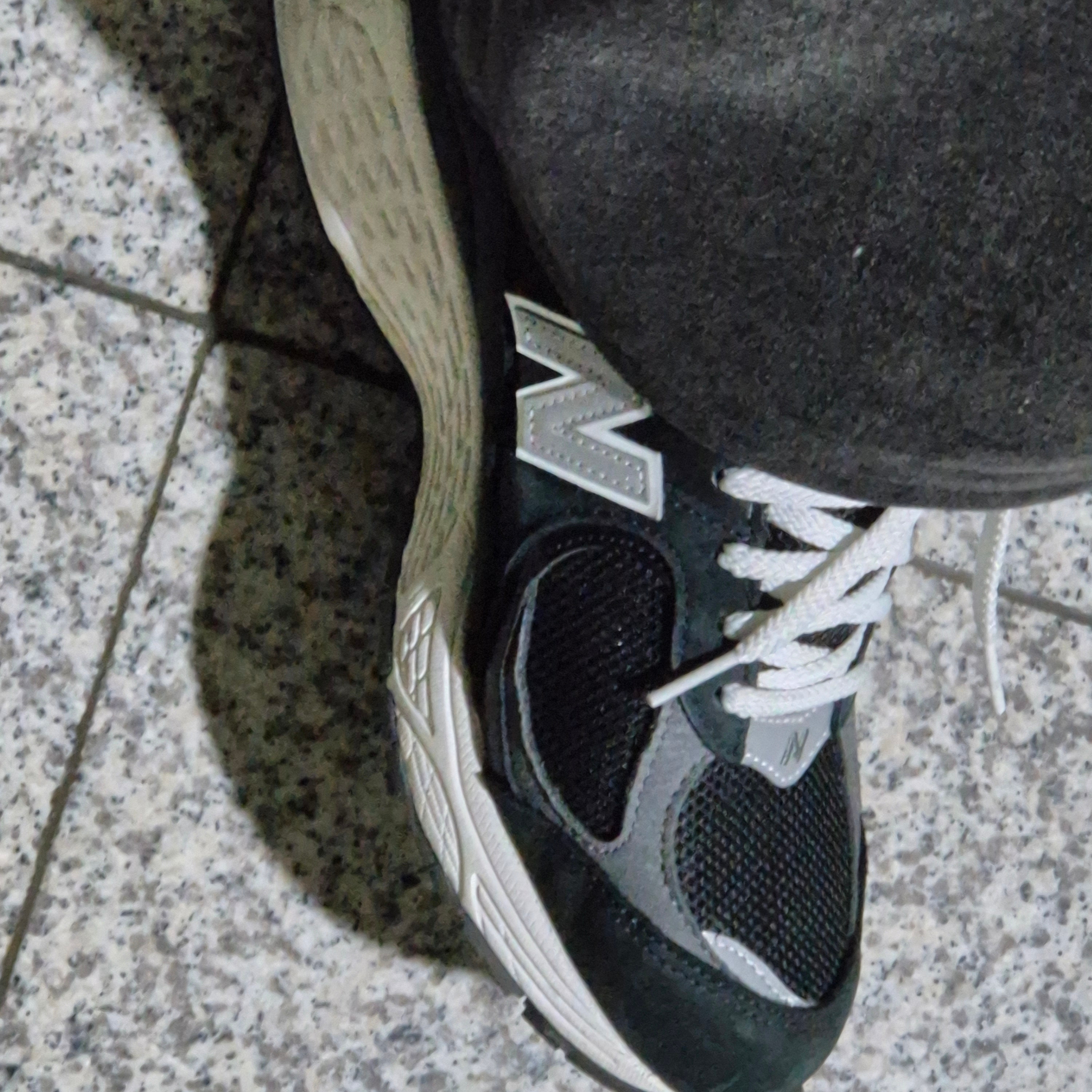 New Balance 2002R Premium Vintage Black 착용 스타일