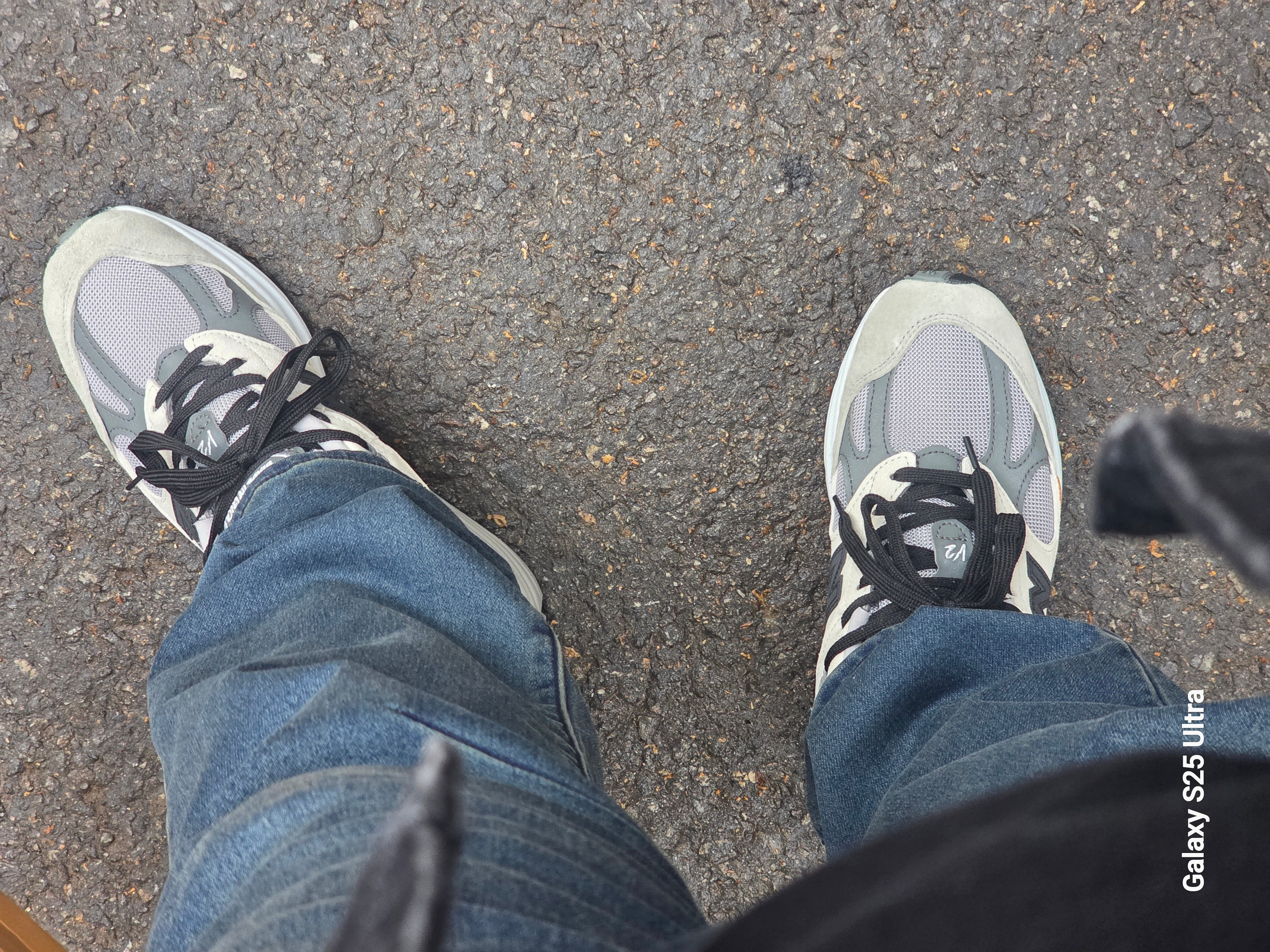 New Balance 991v2 Made in UK Pelican Abbey Stone 착용 스타일