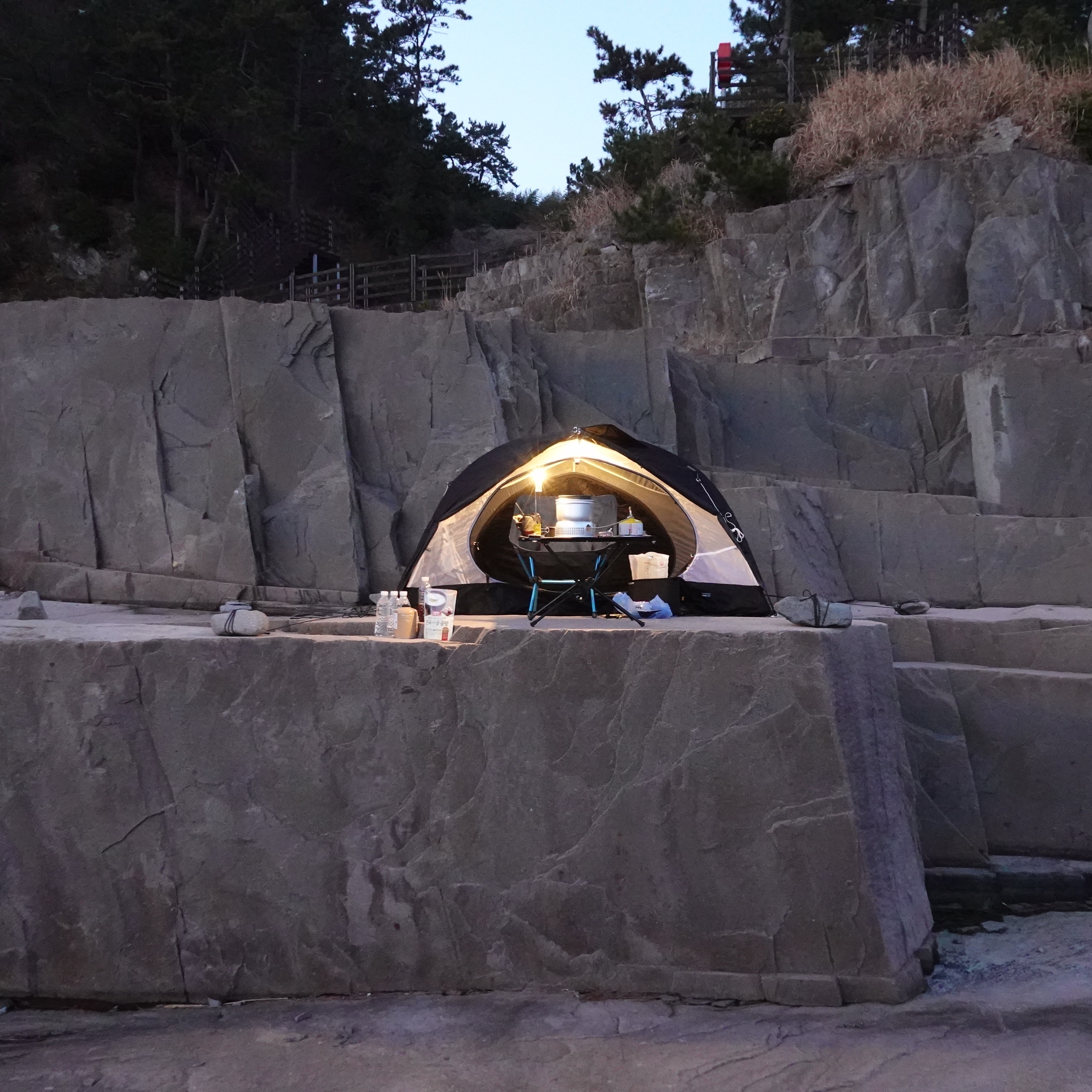 Supreme Blood T-Shirt Light Pine - 24FW, Helinox Chair Zero L Black 착용 스타일 - 3