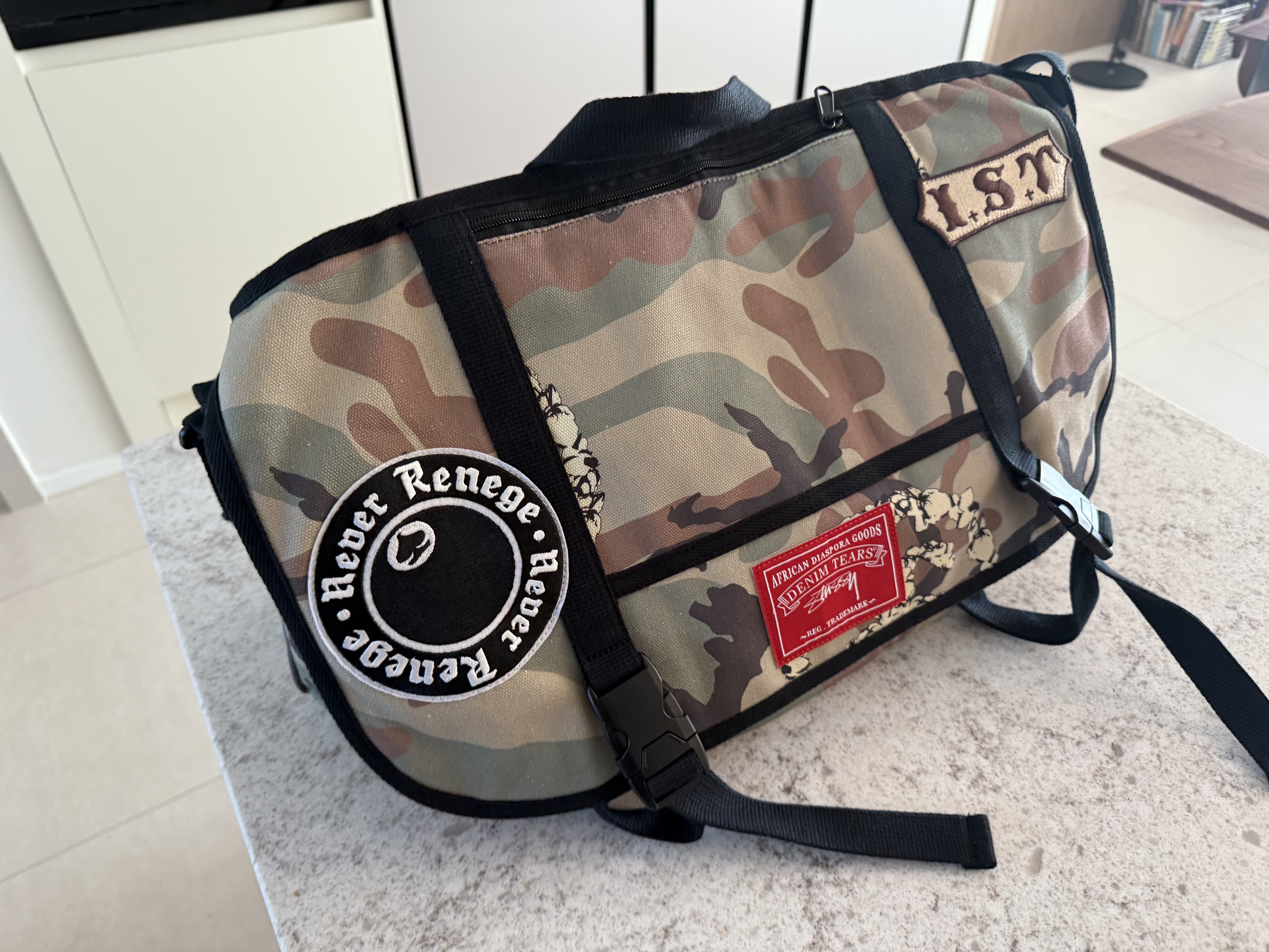 Stussy x Denim Tears Messenger Bag Camo 착용 스타일 - 6