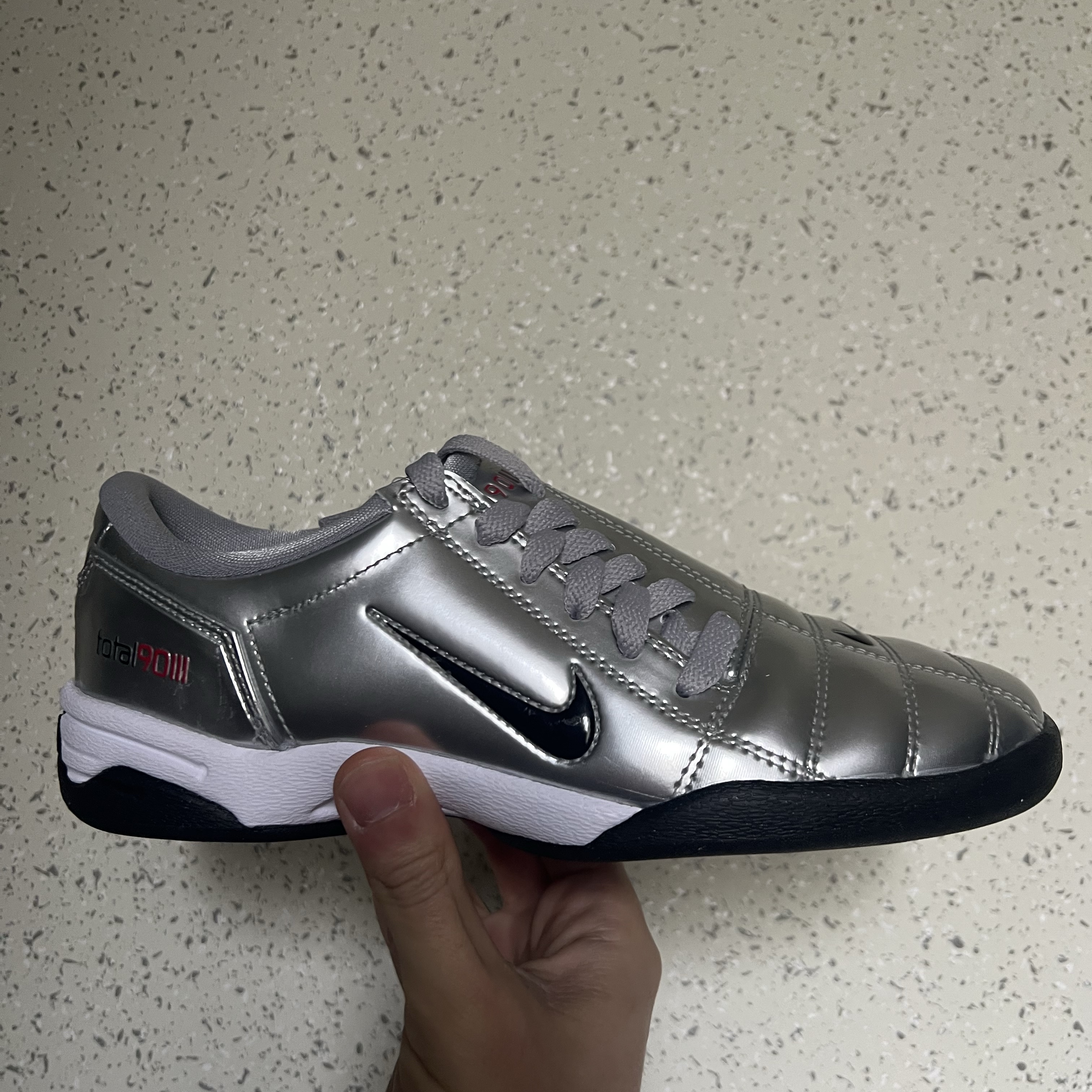 Nike Total 90 III SP Metallic Silver and Black 착용 스타일 - 3