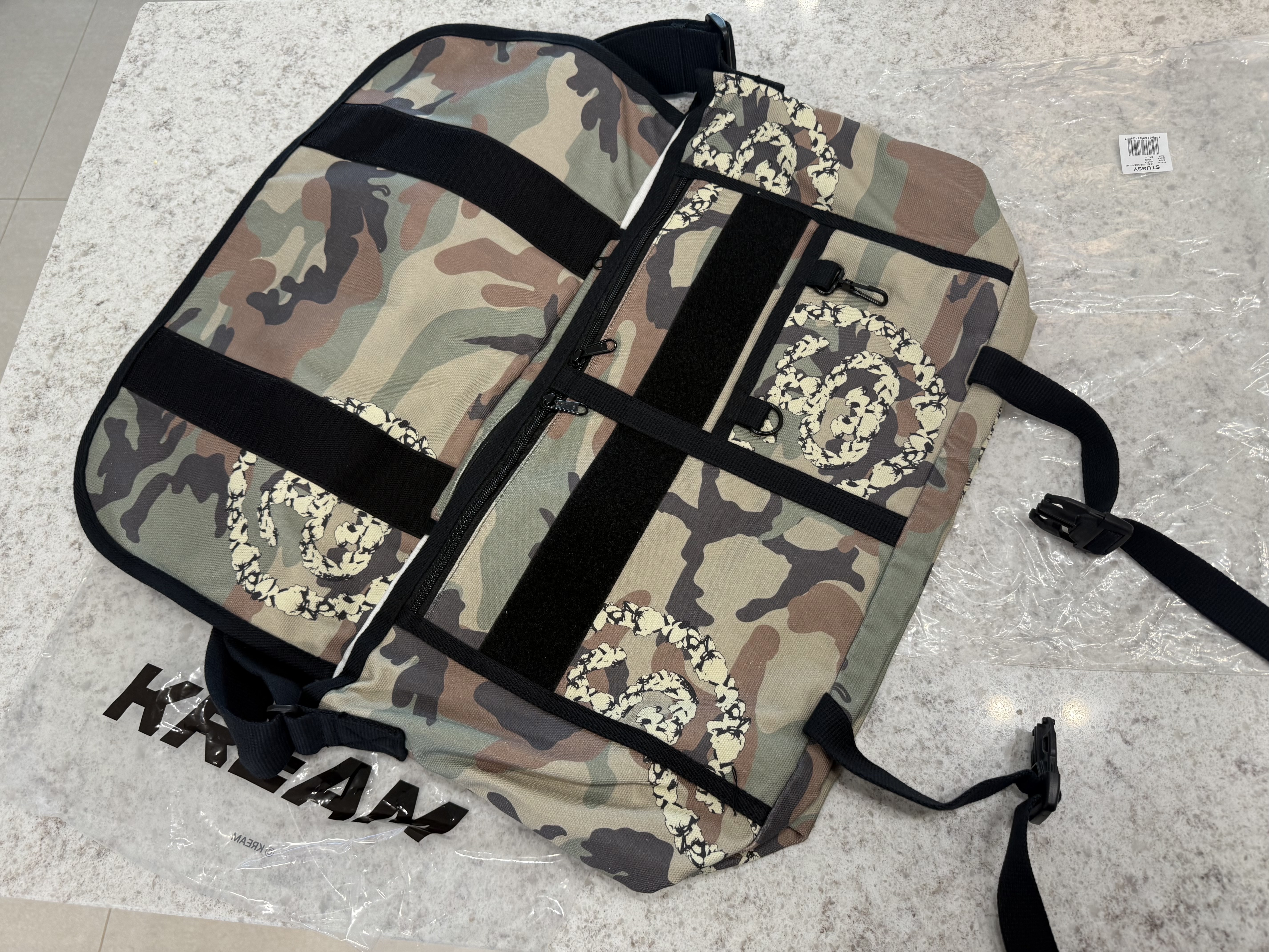 Stussy x Denim Tears Messenger Bag Camo 착용 스타일 - 3