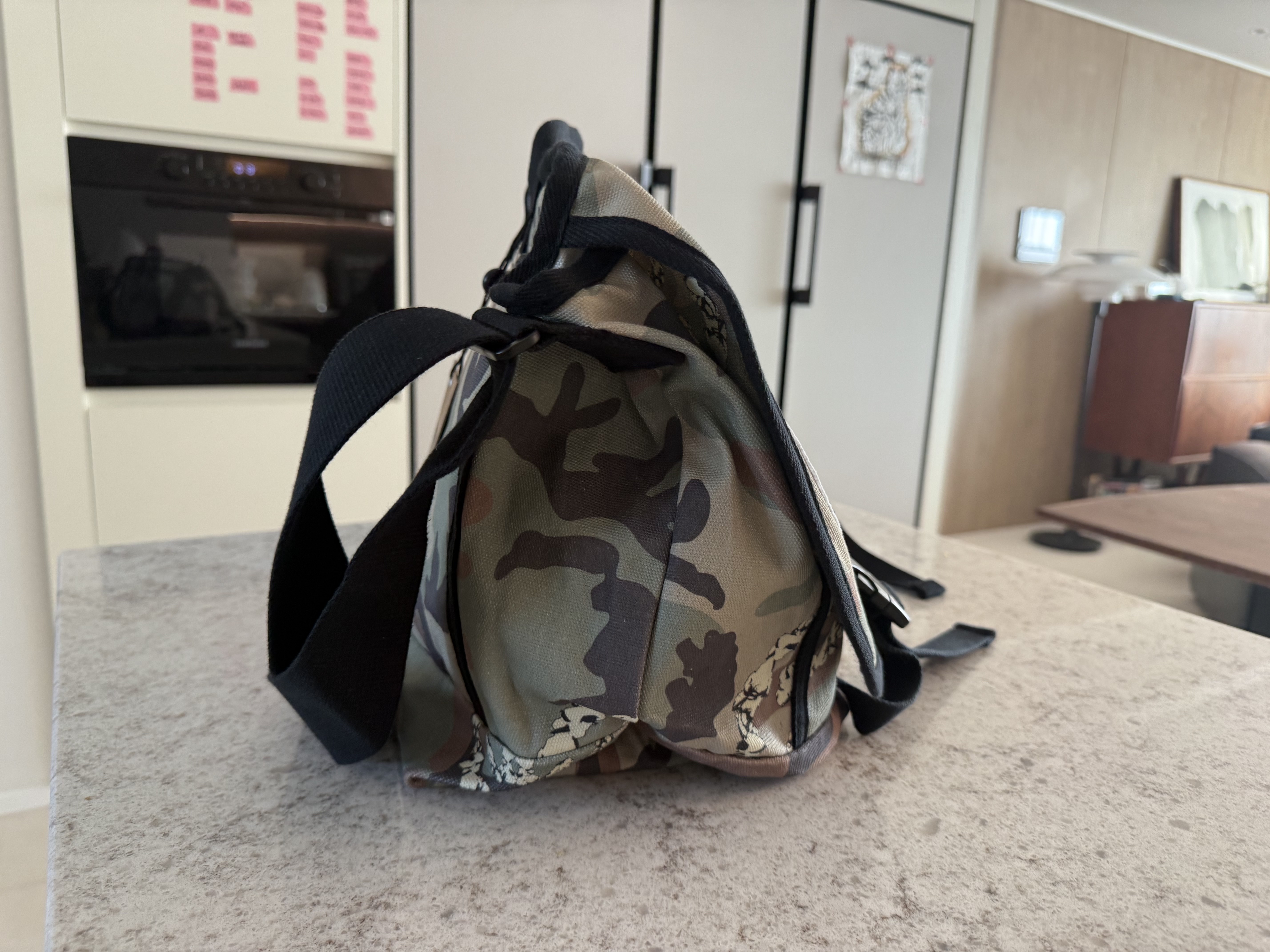 Stussy x Denim Tears Messenger Bag Camo 착용 스타일 - 7