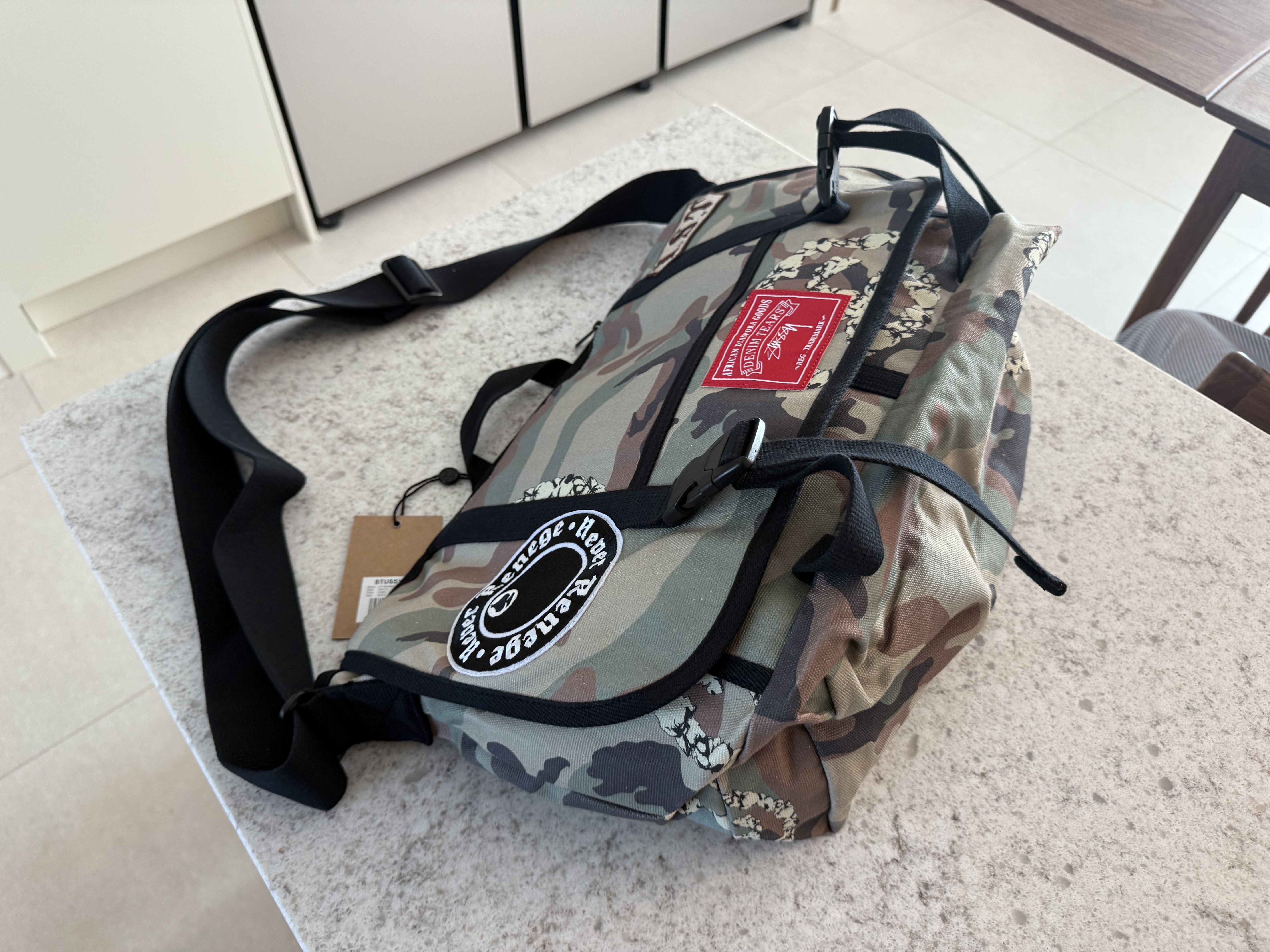 Stussy x Denim Tears Messenger Bag Camo 착용 스타일 - 5