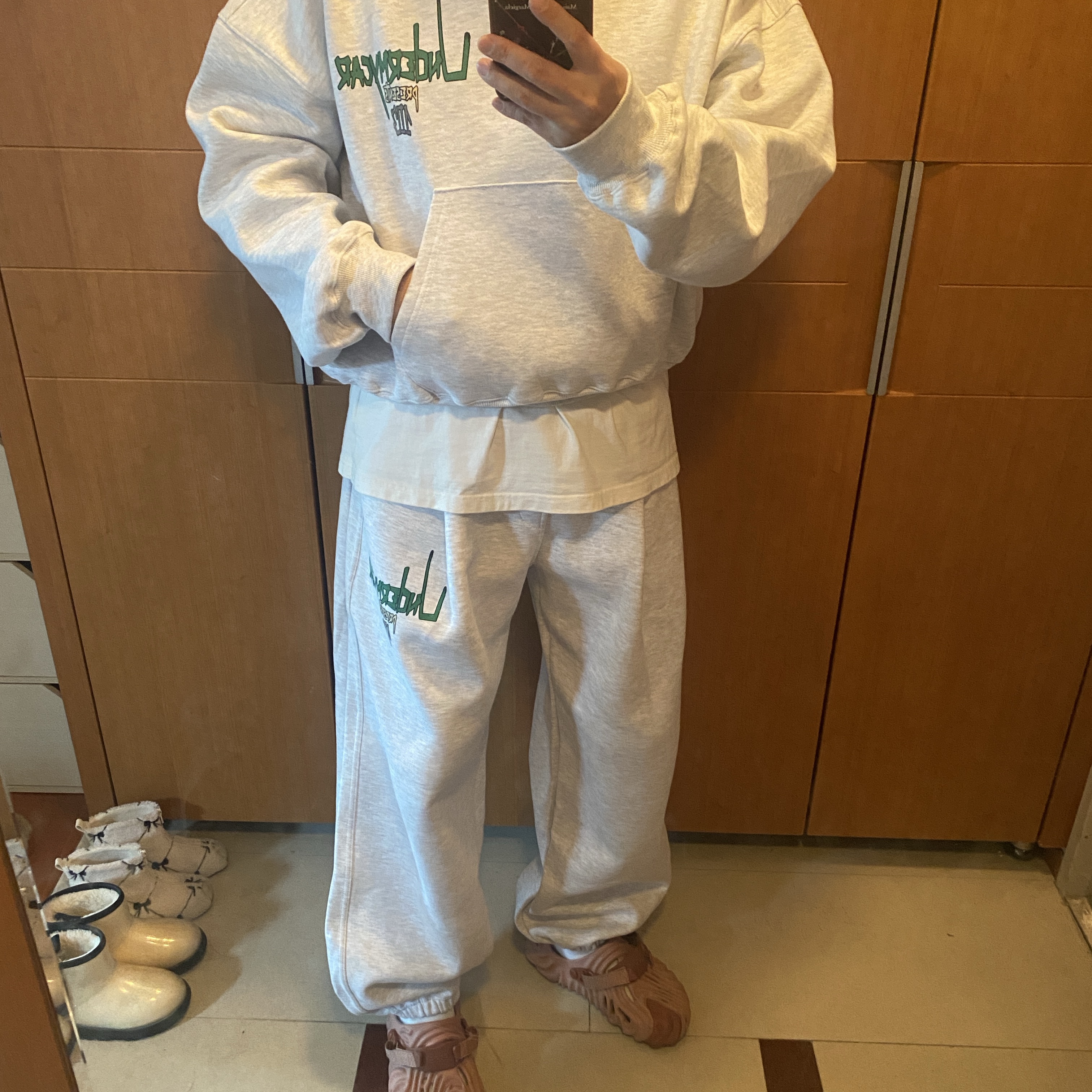 Undermycar POC 103 Flag Bonded Sweat Hoodie Light Melange 착용 스타일