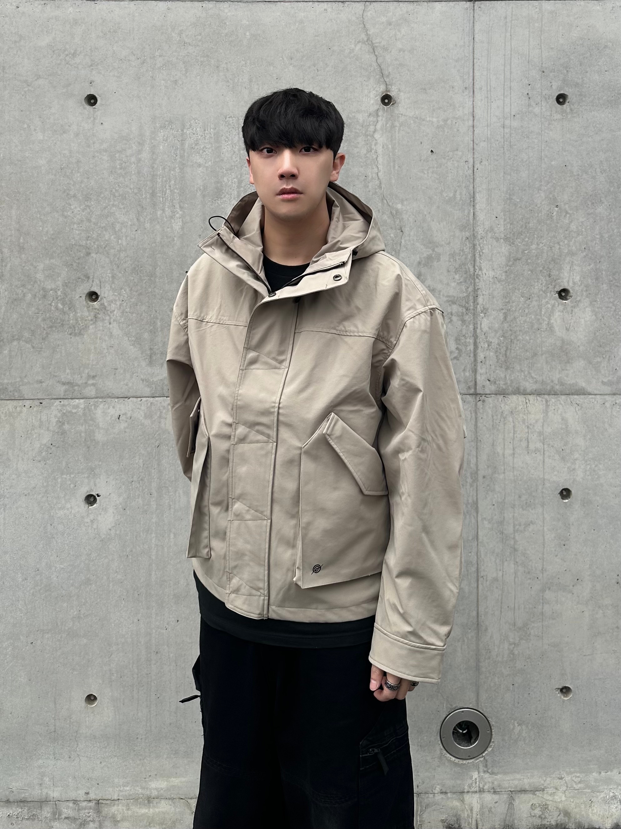 Balenciaga Cargo Sneakers White Grey 착용 스타일 - 2