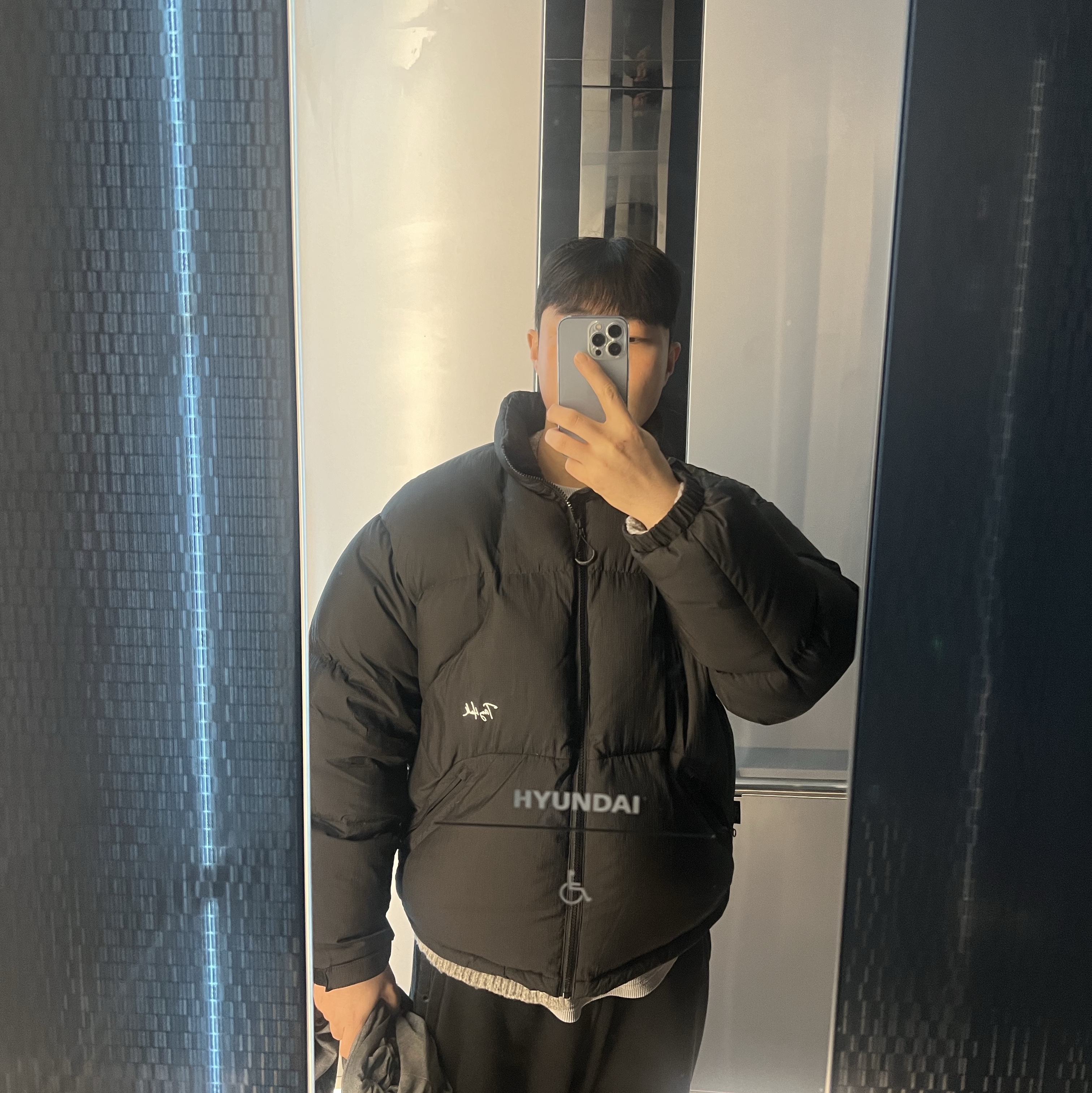 TONY HAWK Torrey Pines High Neck Down Short Puffer Black 착용 스타일