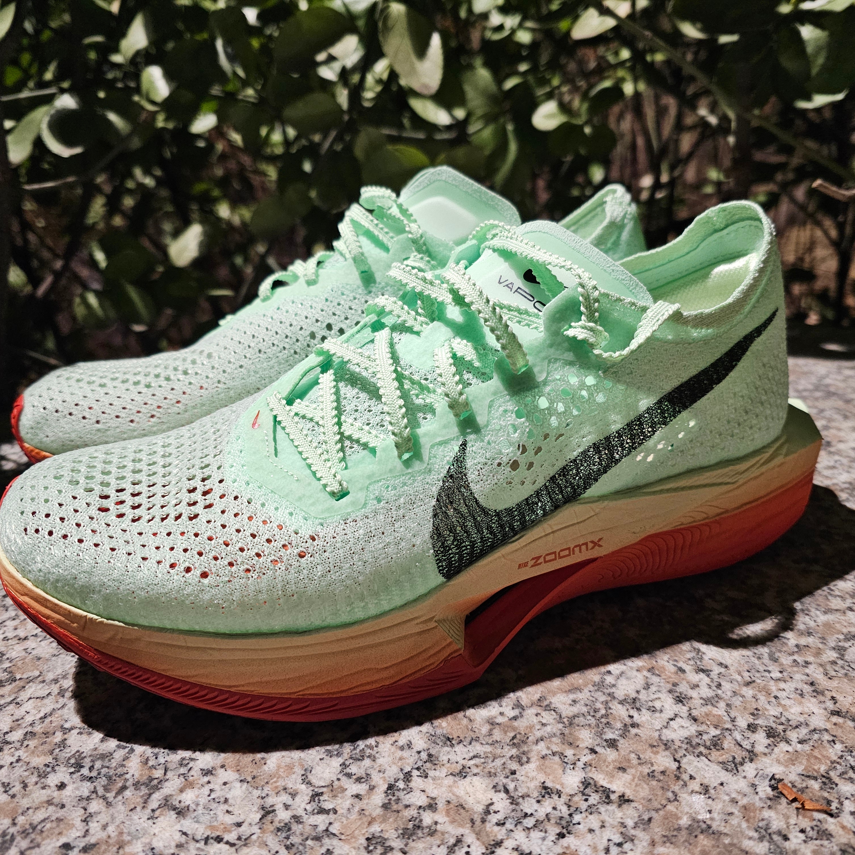 Nike ZoomX Vaporfly Next% 3 Vapor Green Dragon Red 착용 스타일 - 3