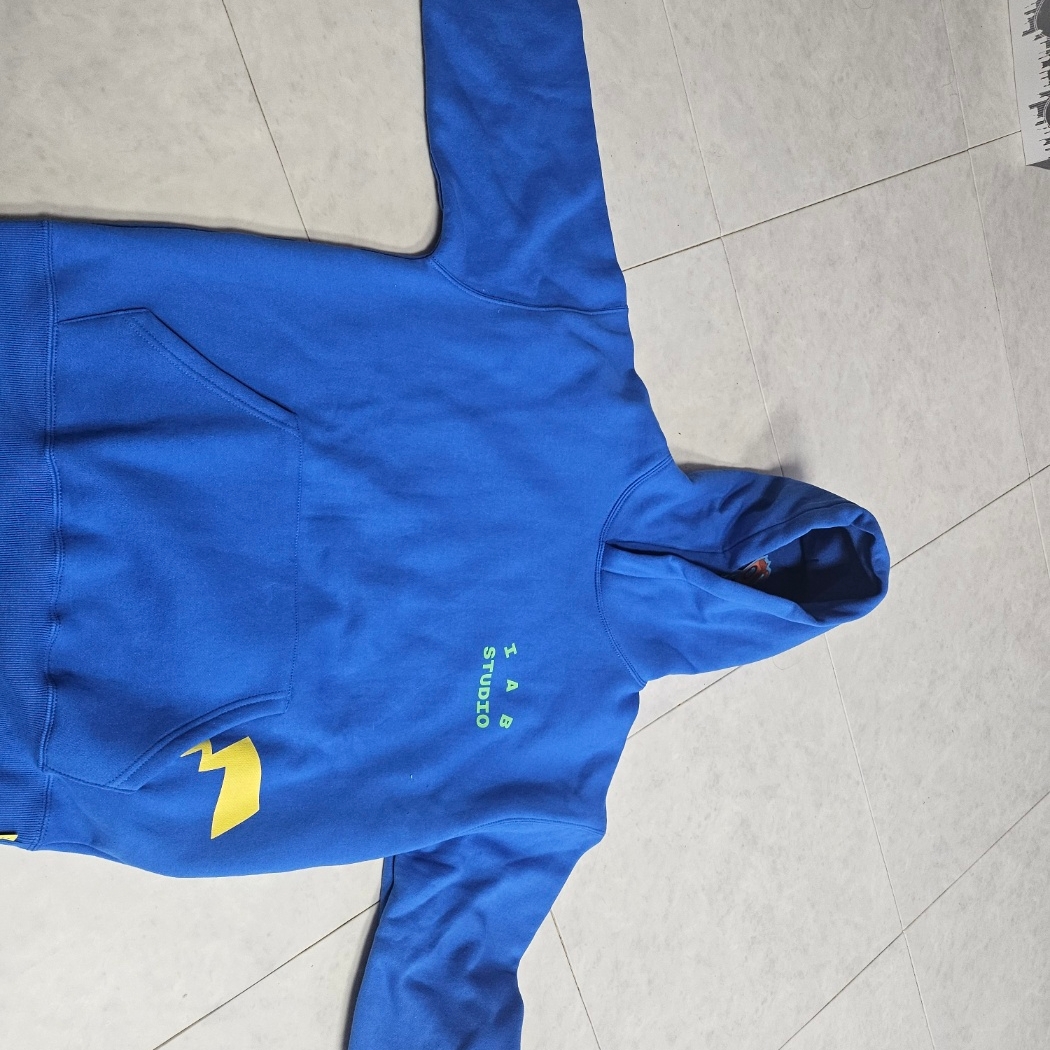 IAB Studio x Pokemon Swallowed Up Pikachu Hoodie Blue Green 착용 스타일 - 1