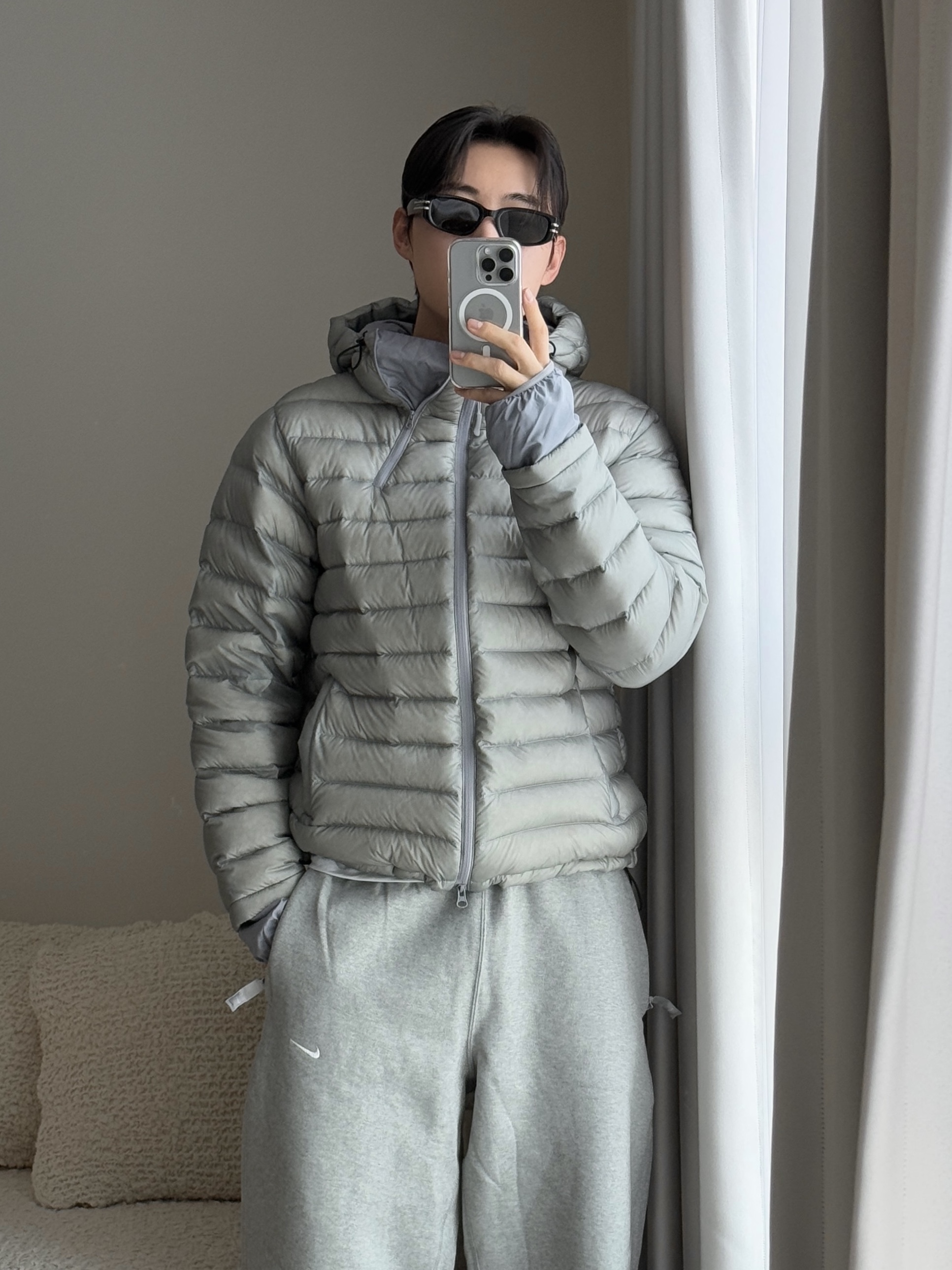 산산기어 서픽스 푸퍼 자켓 그레이 - 24FW, 나이키 NSW 스우시 오픈 헴 플리스 팬츠 다크 그레이 헤더 - 아시아 착용 스타일 - 1