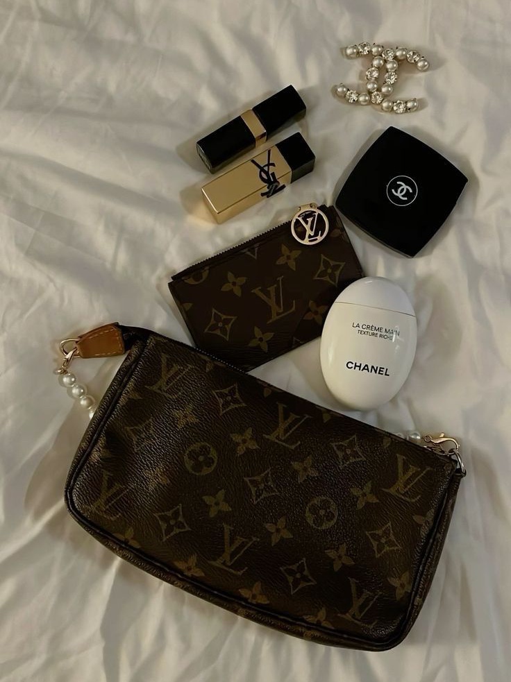 Yves Saint Laurent Couture Mini Clutch Eye Palette 100 Stora Dolls, Hermes Rouge Herme Satin Lipstick 20 Beige d'Automne 착용 스타일 - 3