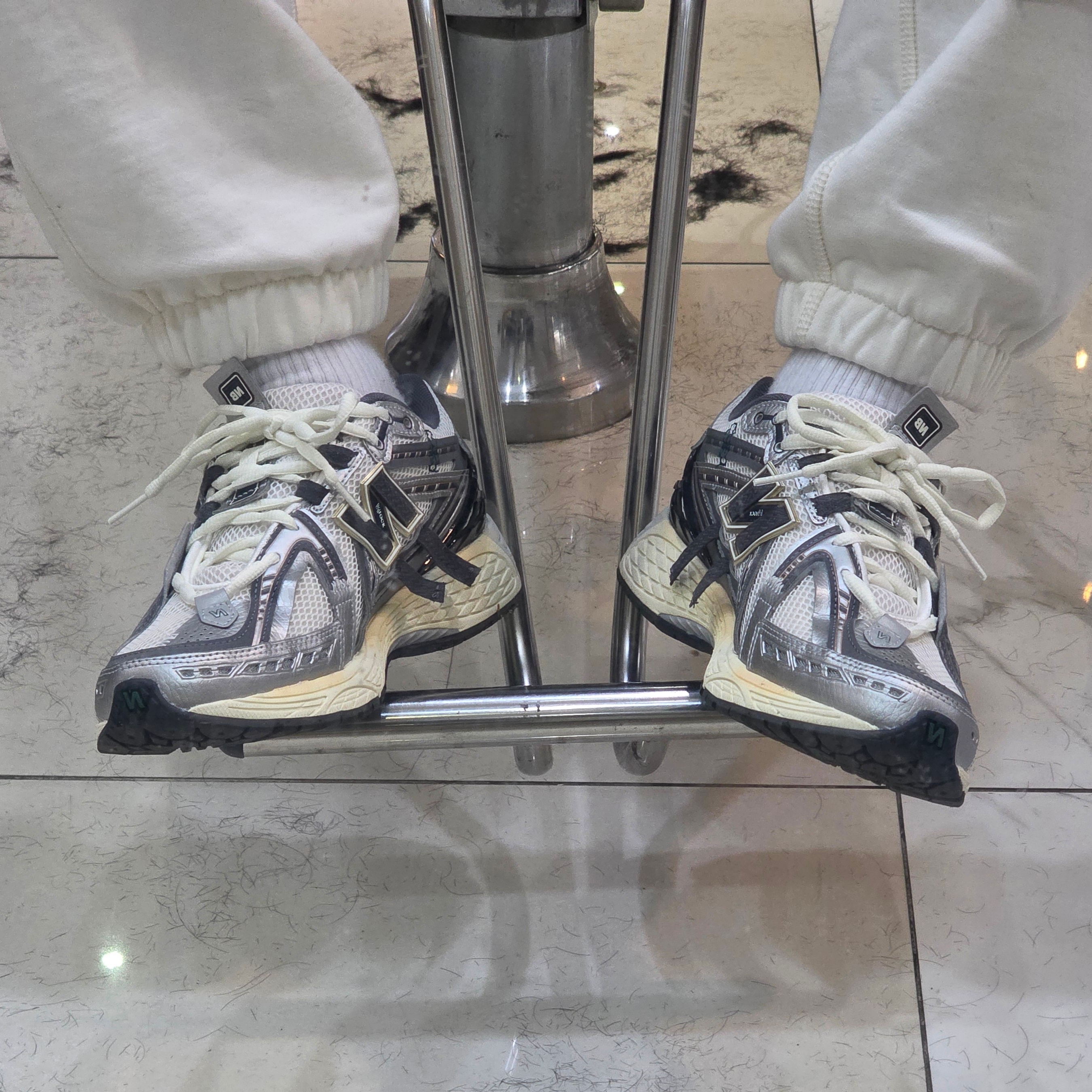 New Balance 1906A Silver Metallic Castlerock 착용 스타일