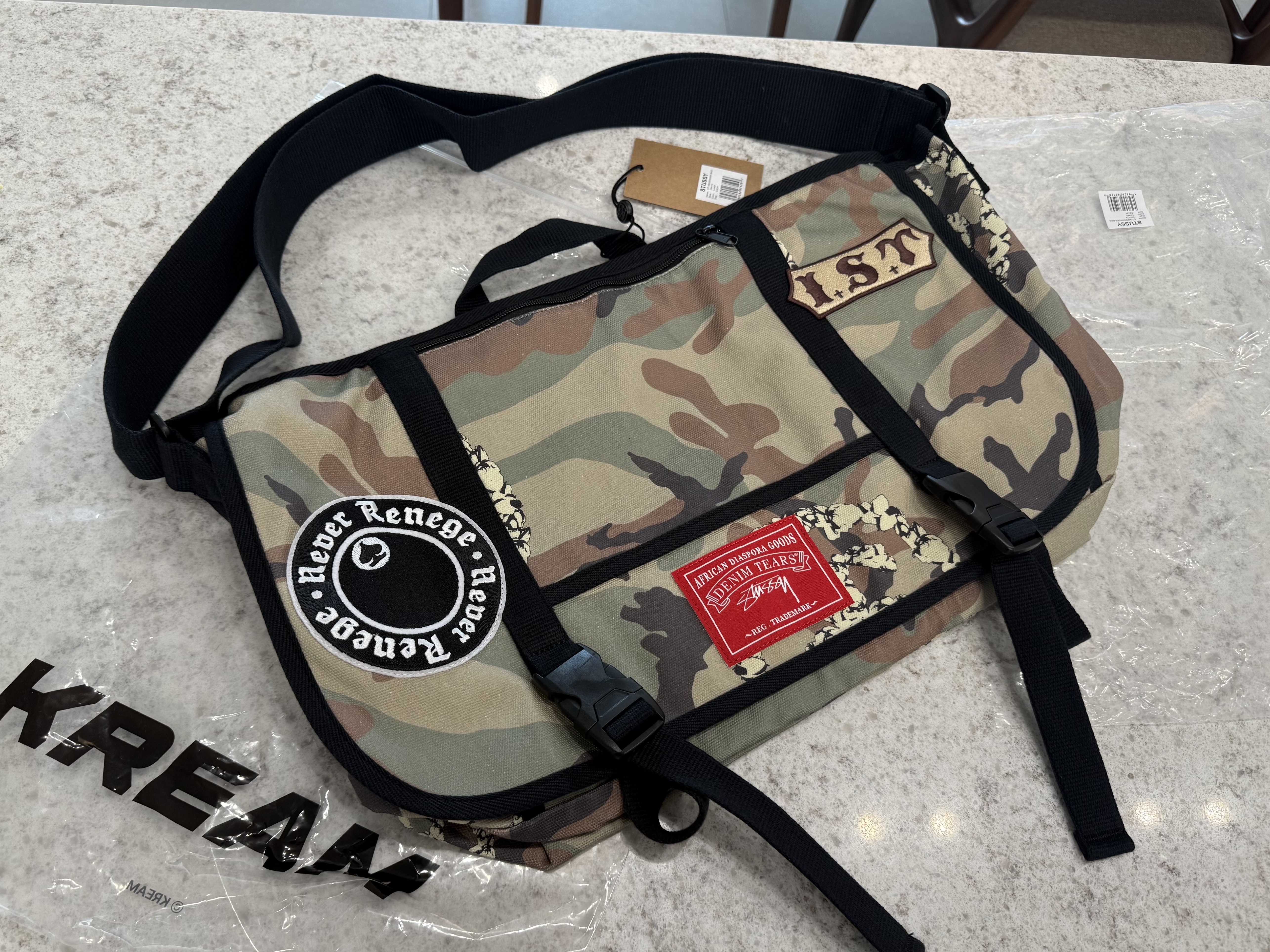 스투시 x 데님 티어스 메신저백 카모 | Stussy | KREAM