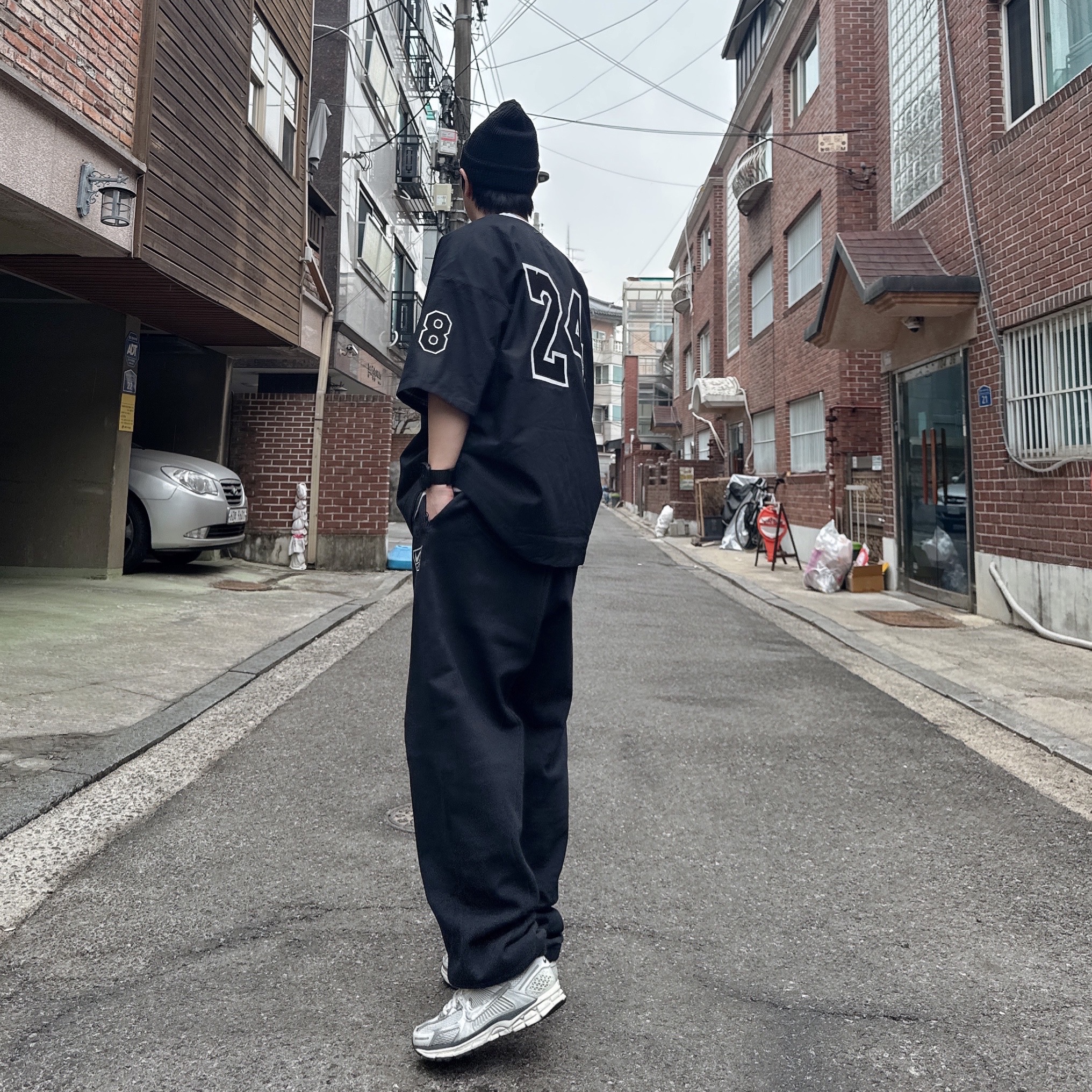 Nike Kobe Details Baseball Jersey Black - Asia, (W) Nike Zoom Vomero 5 Photon Dust and Metallic Silver 착용 스타일 - 2