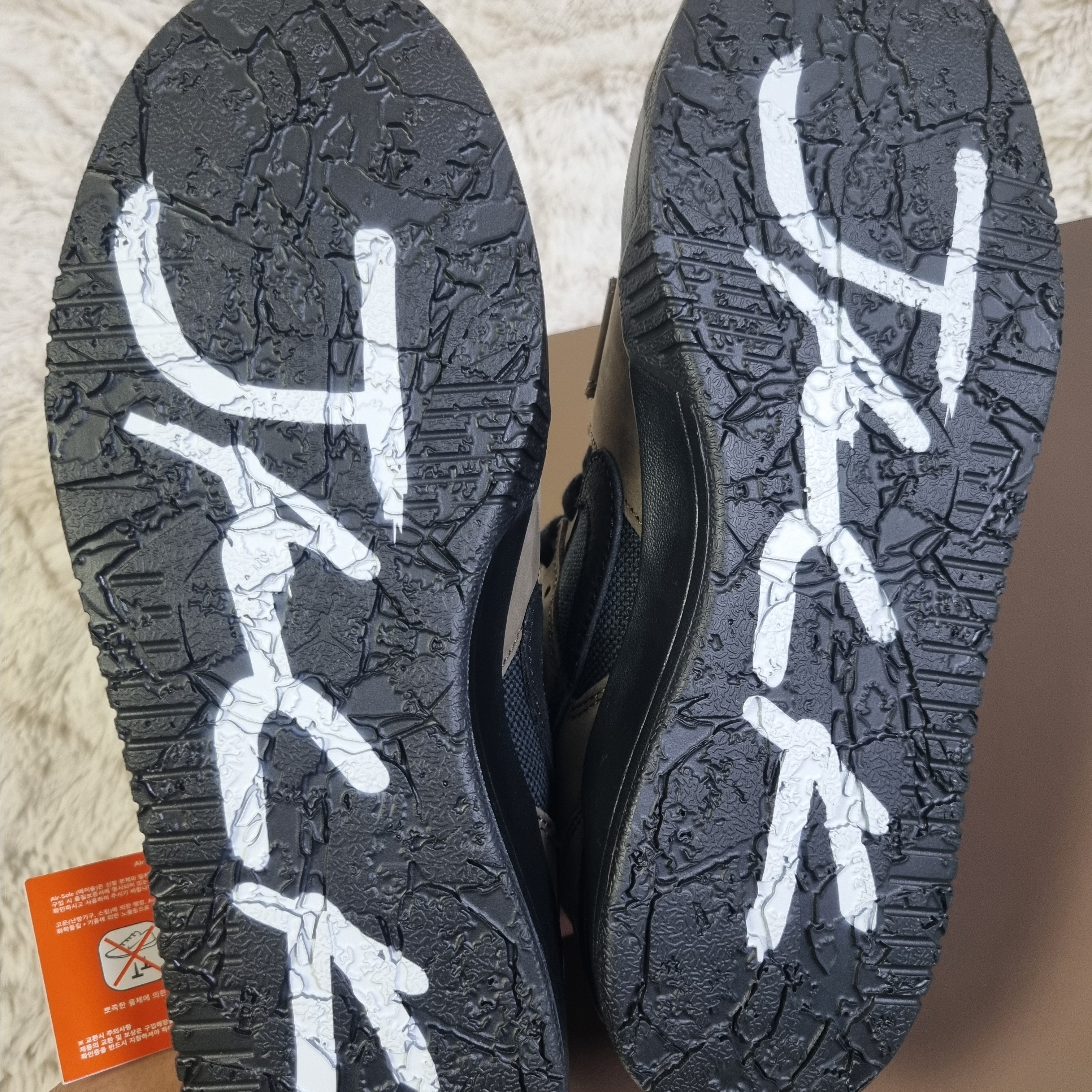 Jordan x Travis Scott Jumpman Jack TR Black and Dark Mocha 착용 스타일 - 6