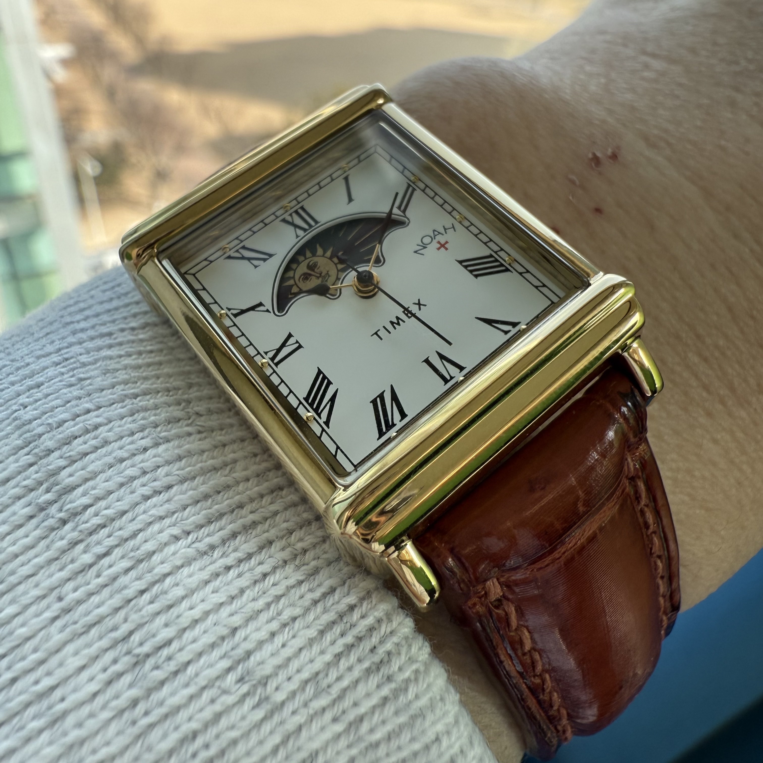 Timex x Noah Sun and Moon Watch Black Gold 착용 스타일 - 2