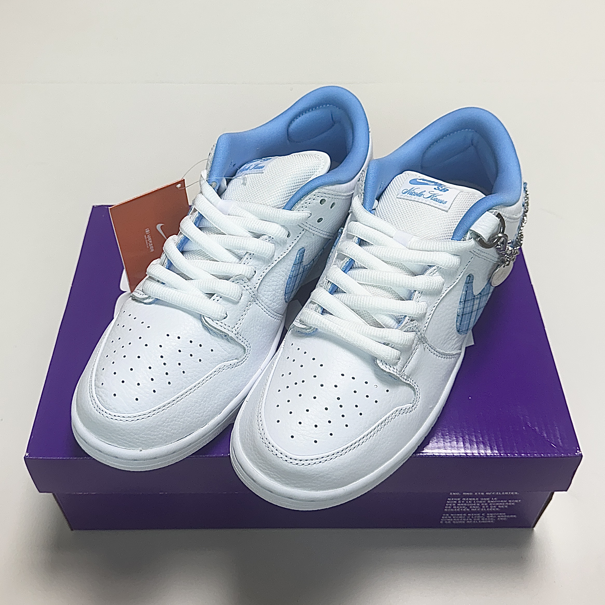 Nike x Nicole Hause SB Dunk Low Pro White and University Blue 착용 스타일 - 3