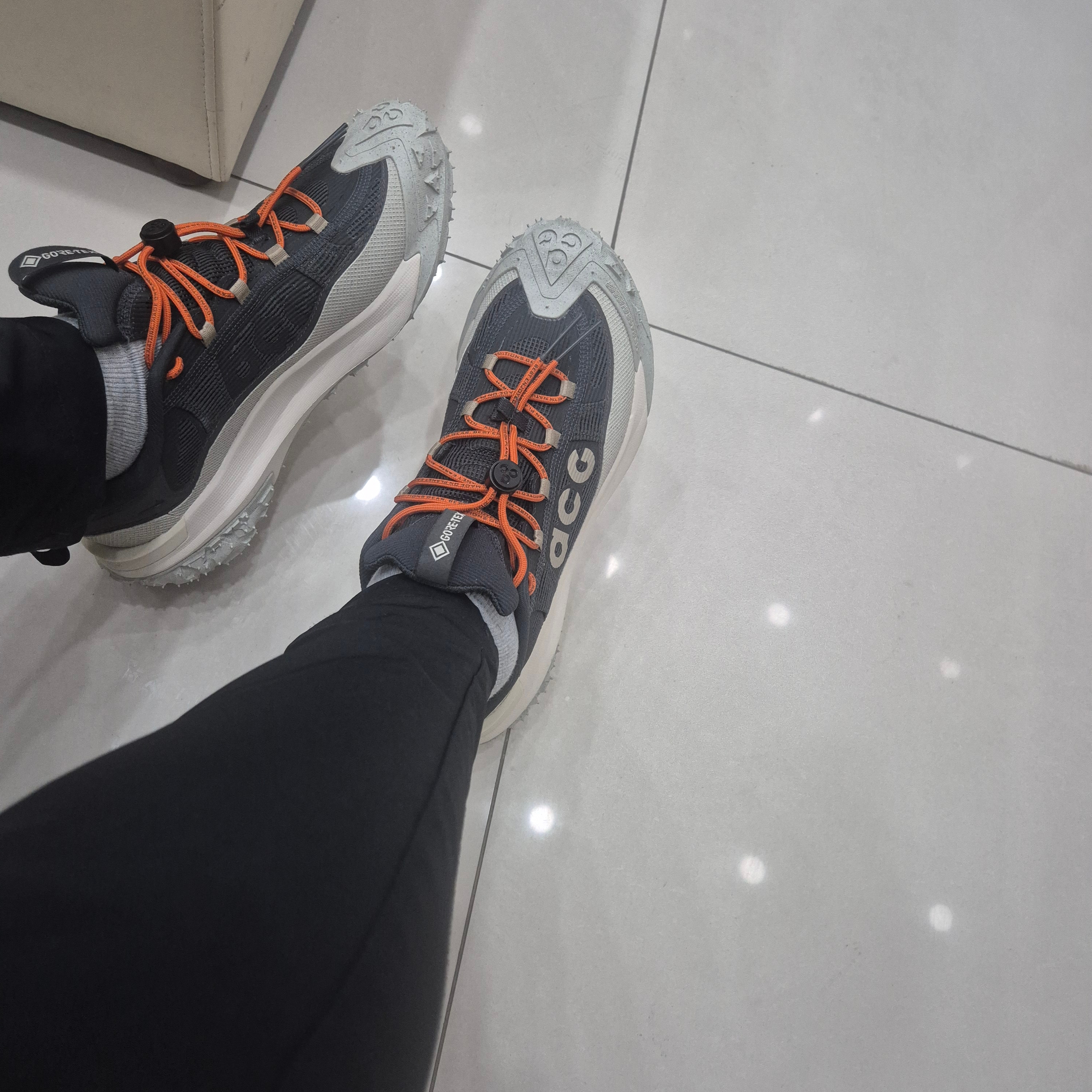Nike ACG Mountain Fly Low Gore-Tex Dark Smoke Grey 착용 스타일