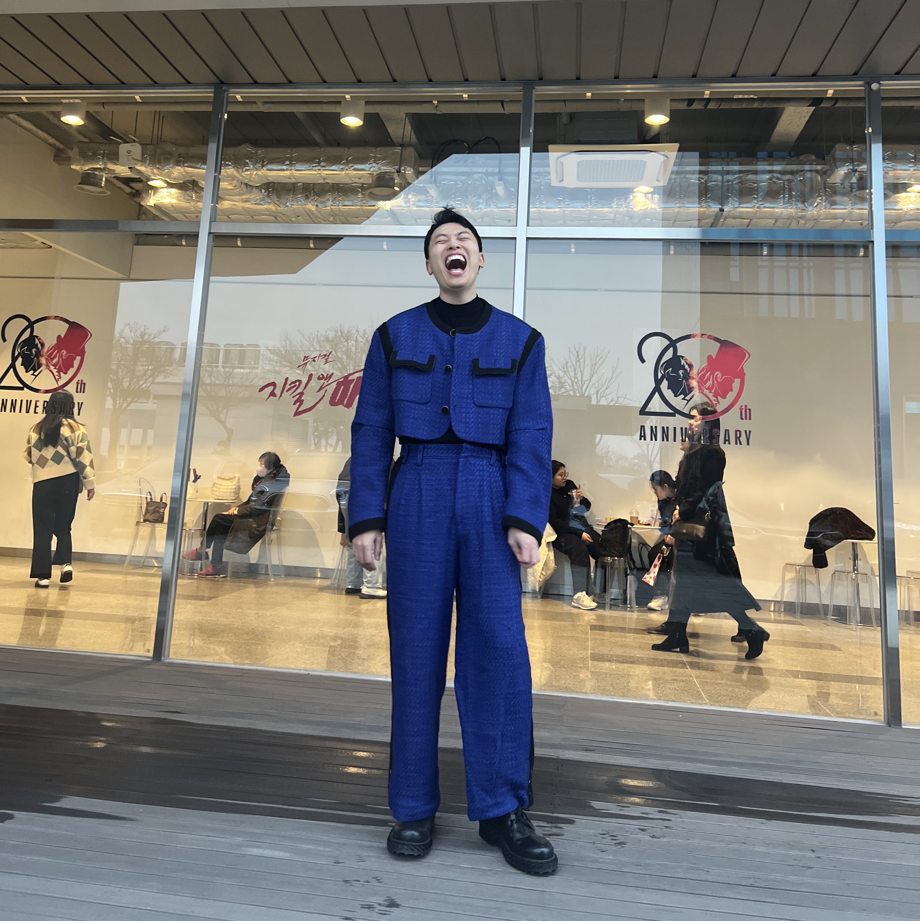 아더에러 브리튼 트라우저 블루, 아더에러 브리튼 코트 블루 착용 스타일 - 3