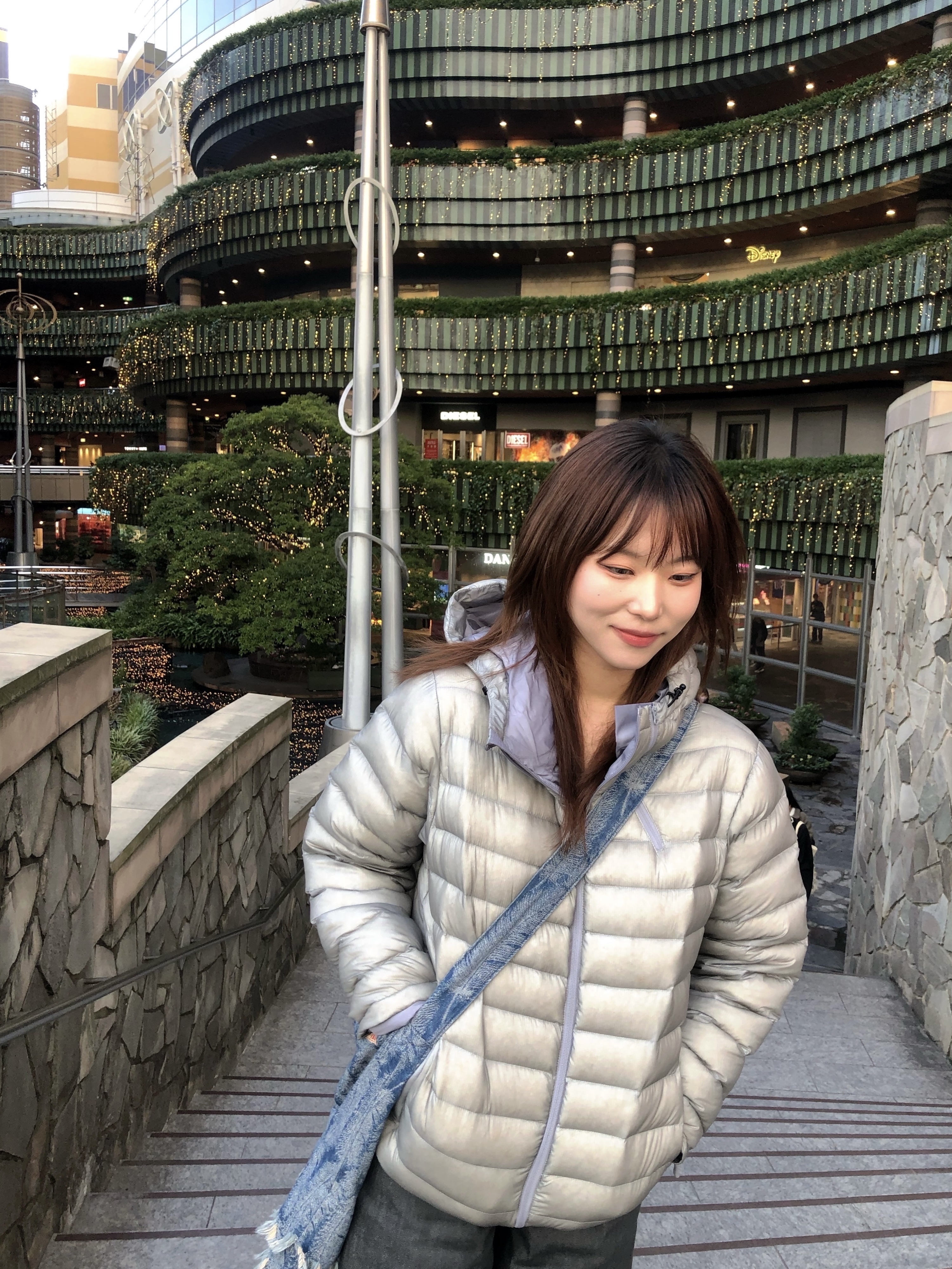 Sansan Gear Suffix Puffer Jacket Grey - 24FW, (W) Nike Shox R4 Metallic Silver and Black 착용 스타일 - 1