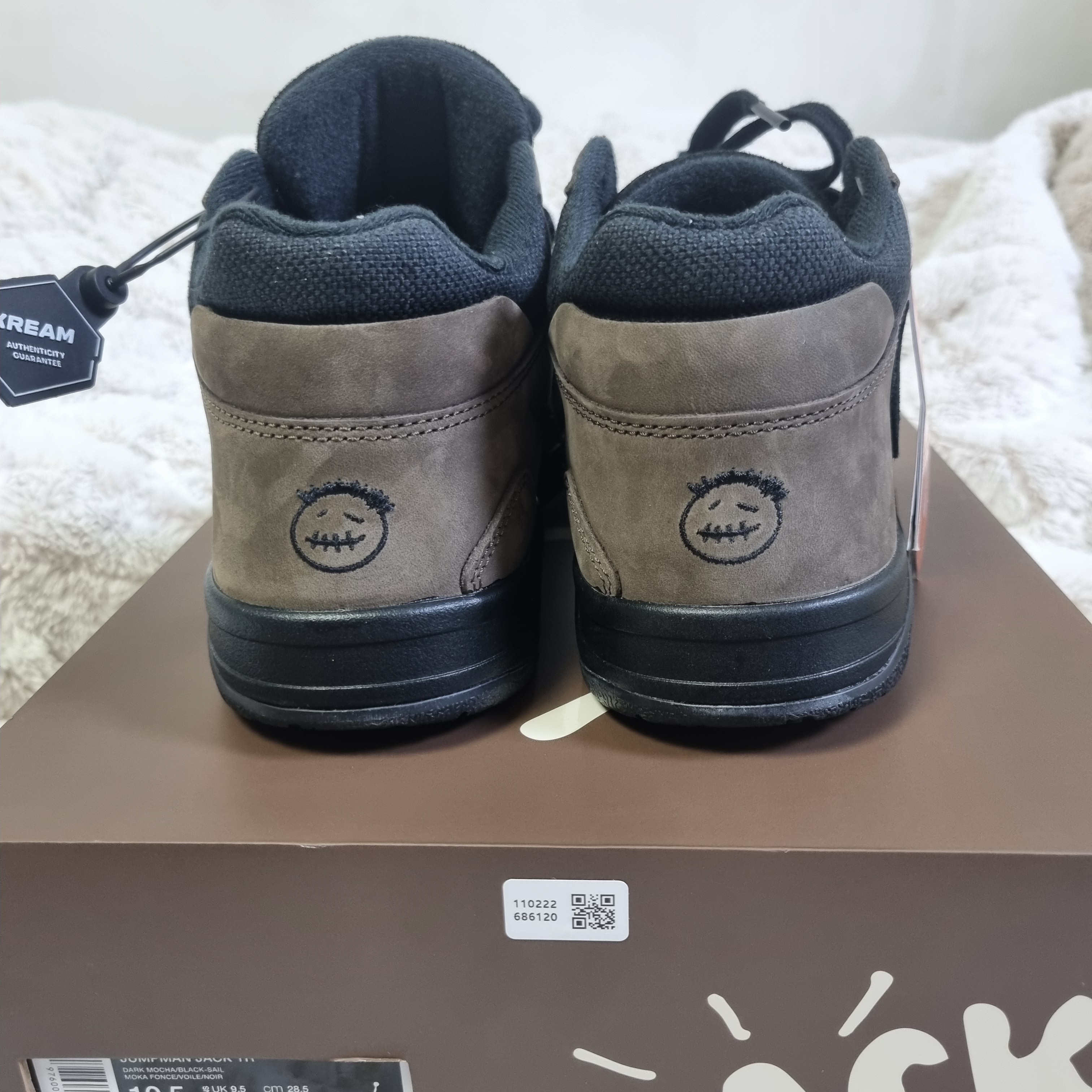 Jordan x Travis Scott Jumpman Jack TR Black and Dark Mocha 착용 스타일 - 2