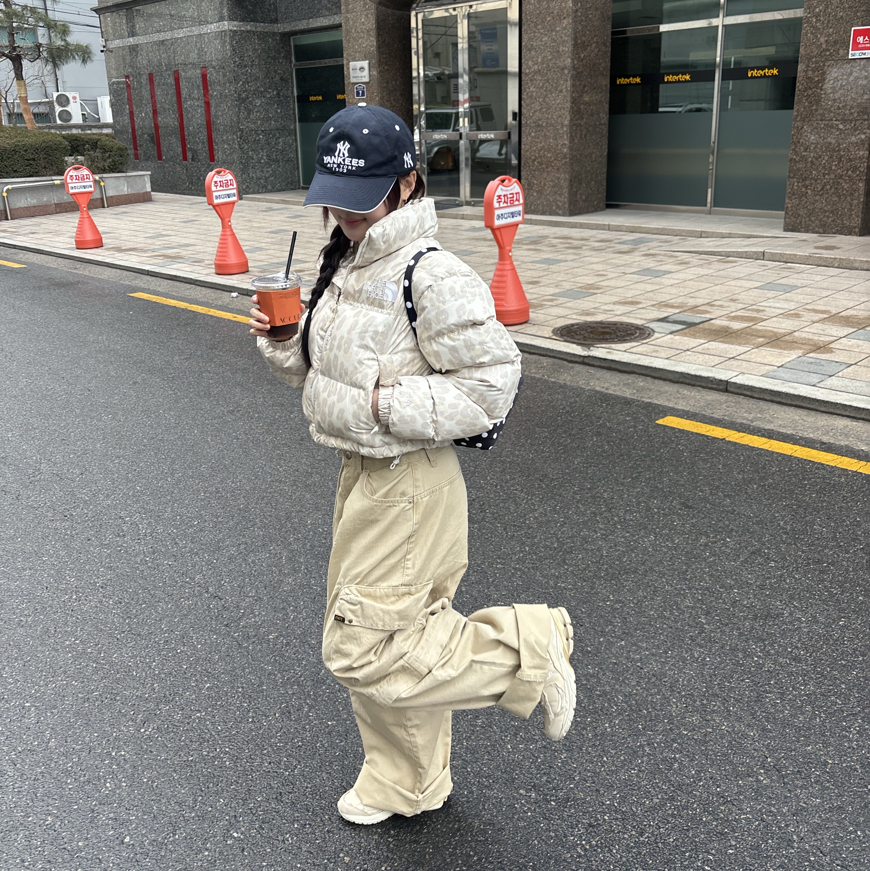 (W) The North Face Print Nuptse Short Jacket Silver Grey Leopard Print 착용 스타일