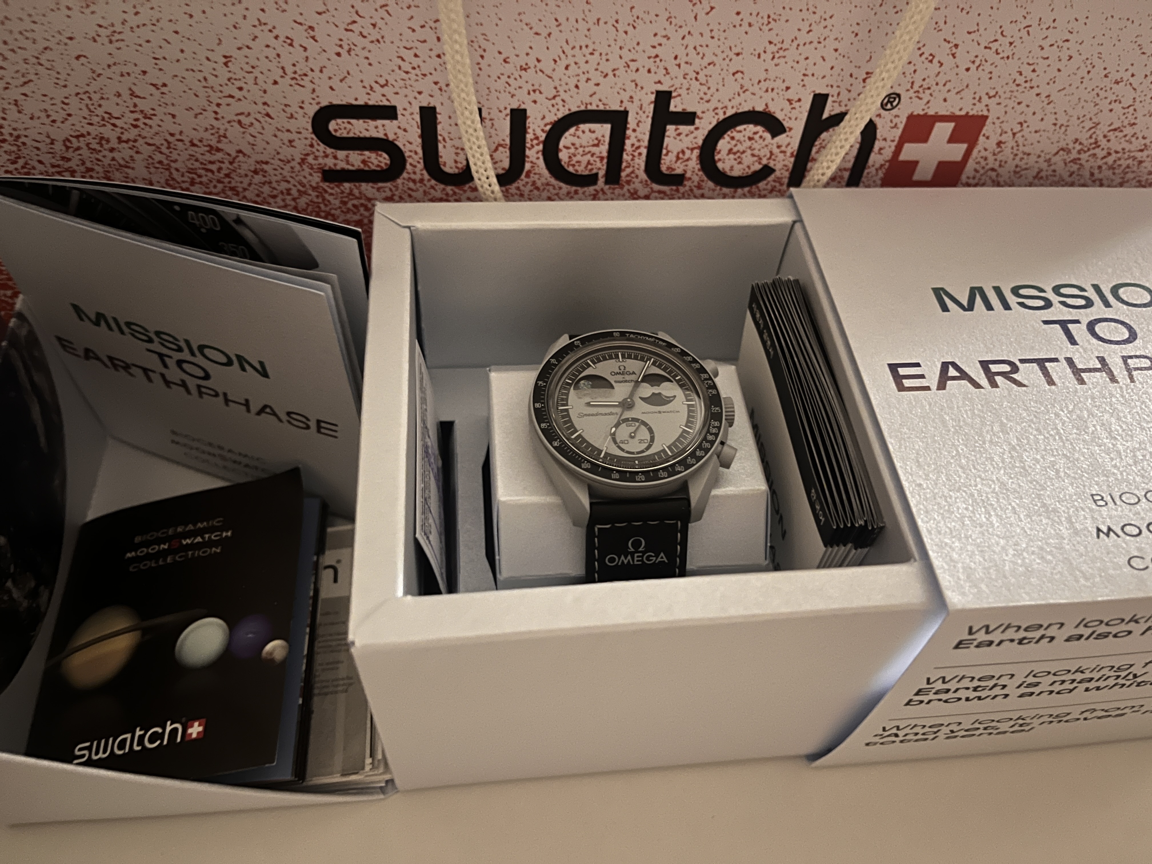 Swatch x Omega Bioceramic MoonSwatch Mission To Earthphase 착용 스타일