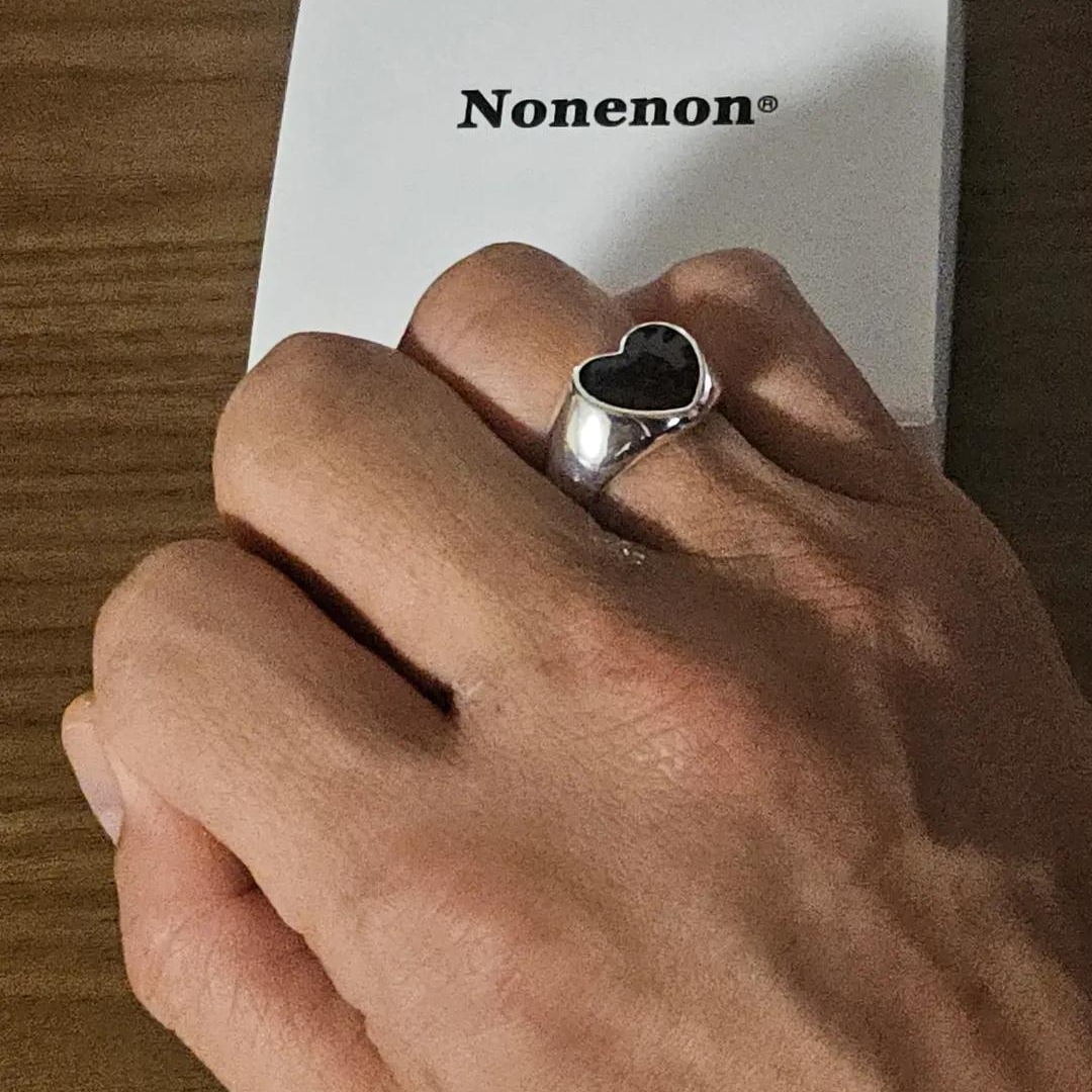 Nonenon Black Love Ring 착용 스타일 - 3