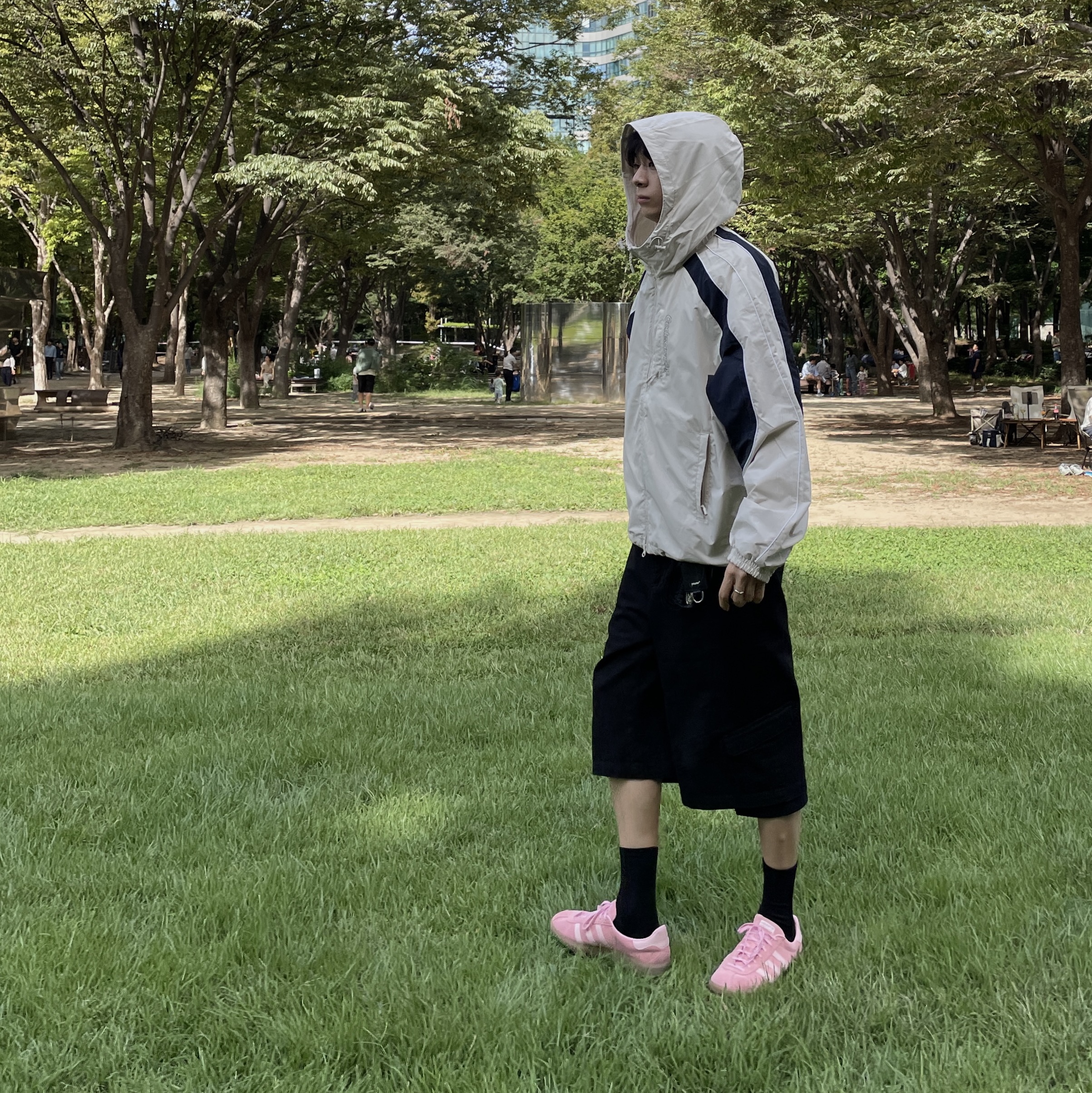 Adidas Bermuda Glow Pink 착용 스타일