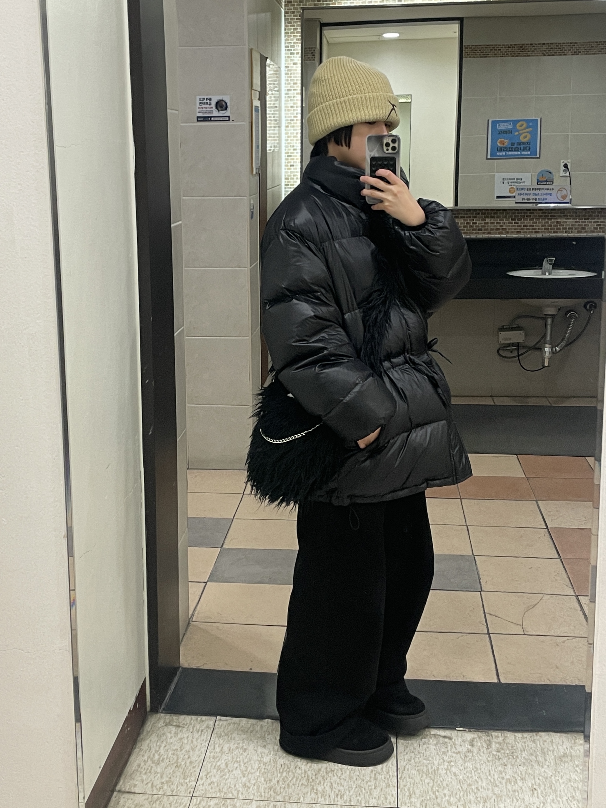 (W) 어그 클래식 울트라 미니 부츠 블랙 착용 스타일