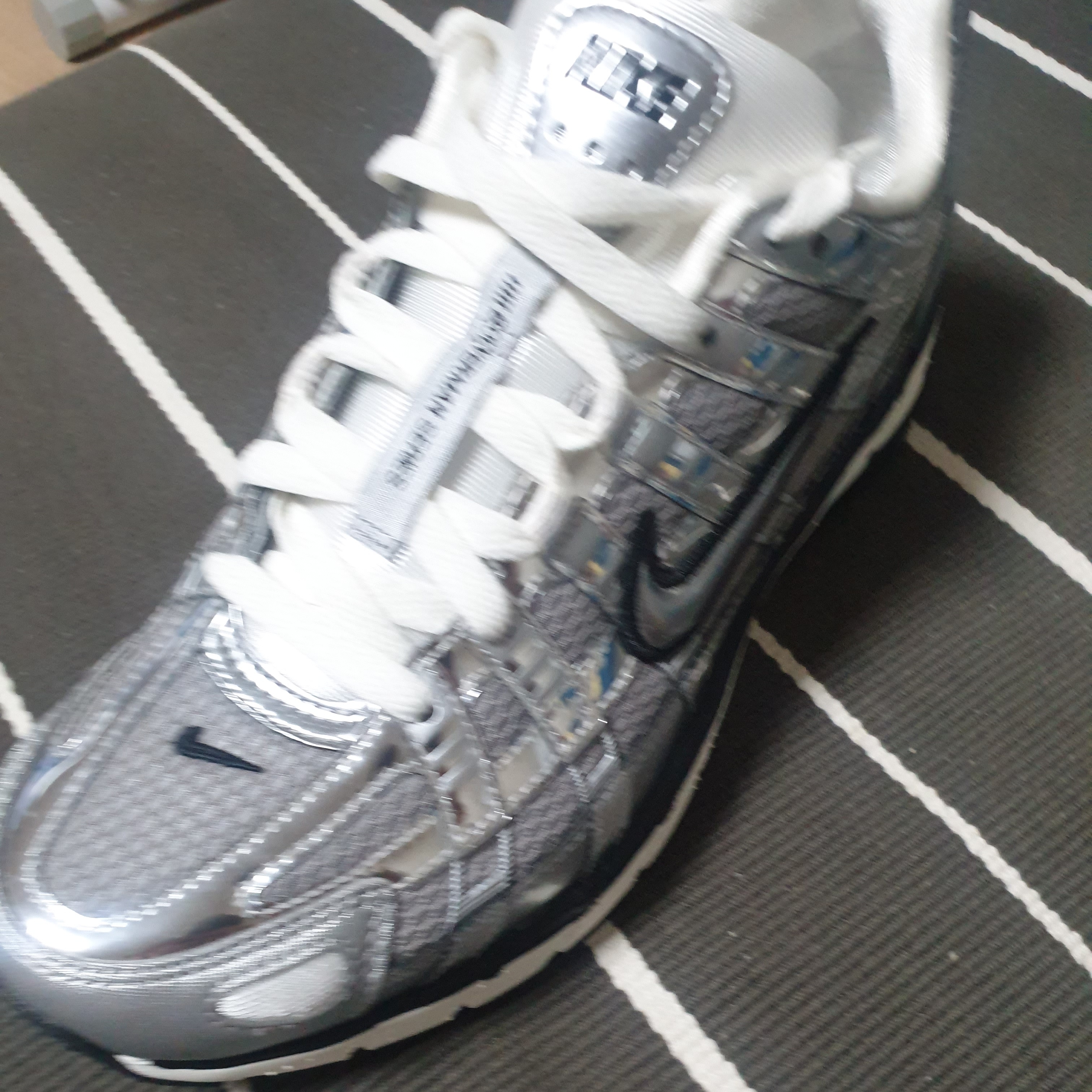 Nike P-6000 Metallic Silver 착용 스타일