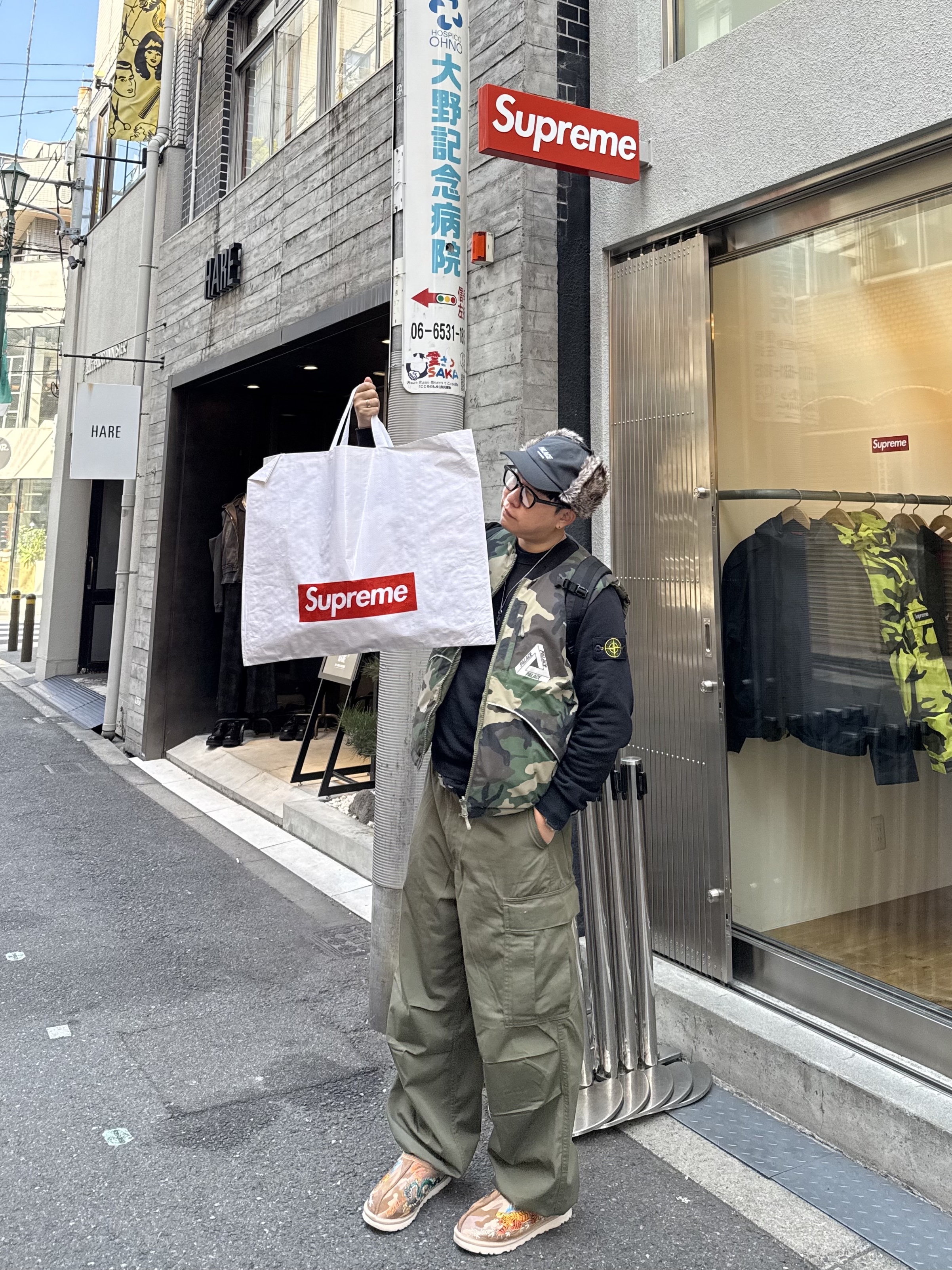 UGG x Palace Tasman Slipper Chestnut Camo, Palace P-Tech Reversible Puffa Vest Camo - 23FW 착용 스타일