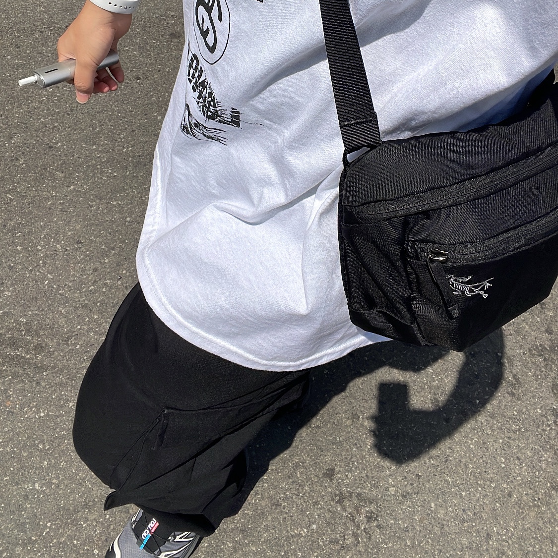 Salomon XT-6 Gore-Tex Black Ebony, Stussy Tour T-Shirt White 착용 스타일