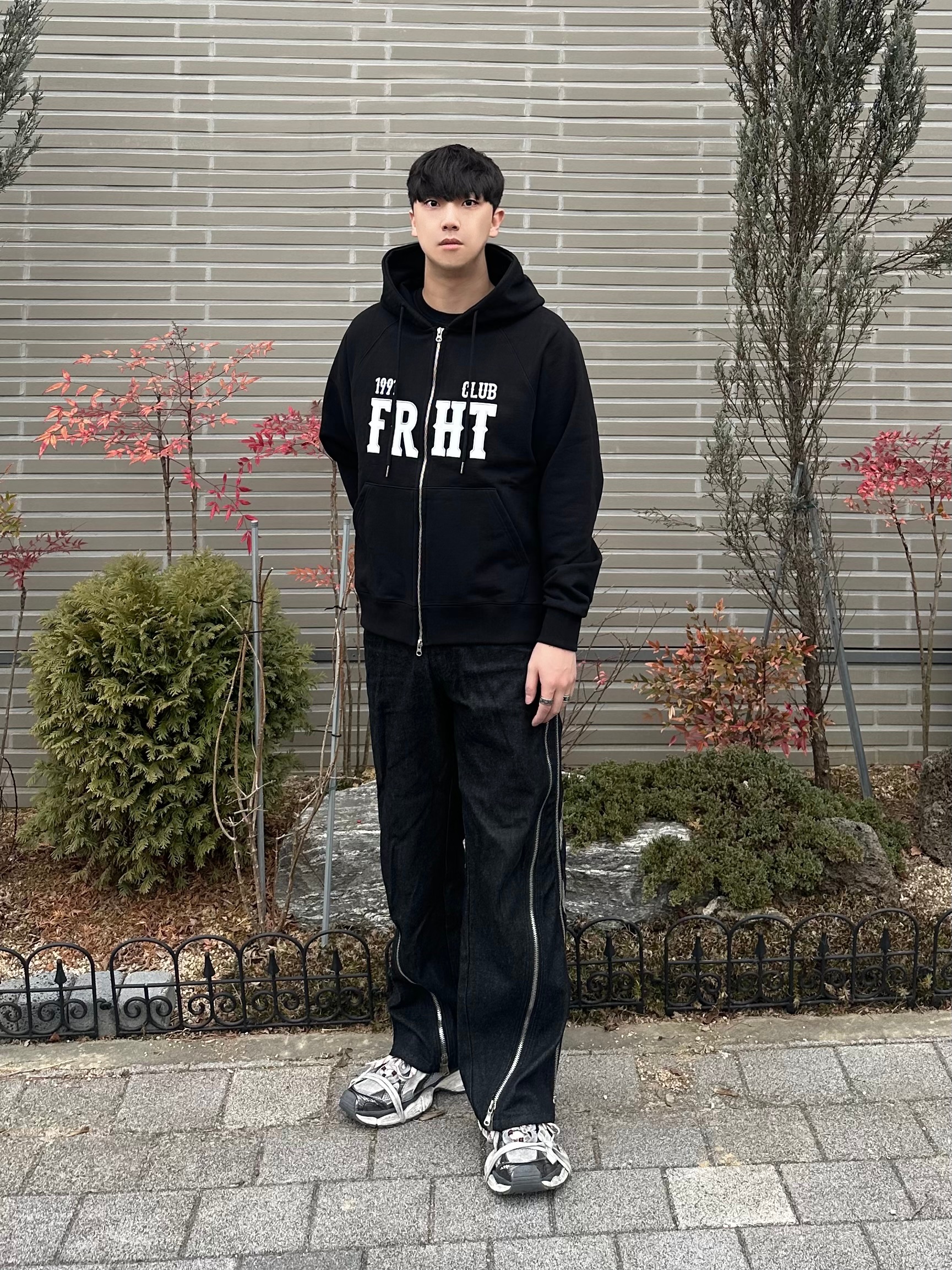 Balenciaga 3XL Sneakers Grey White Red 착용 스타일 - 1