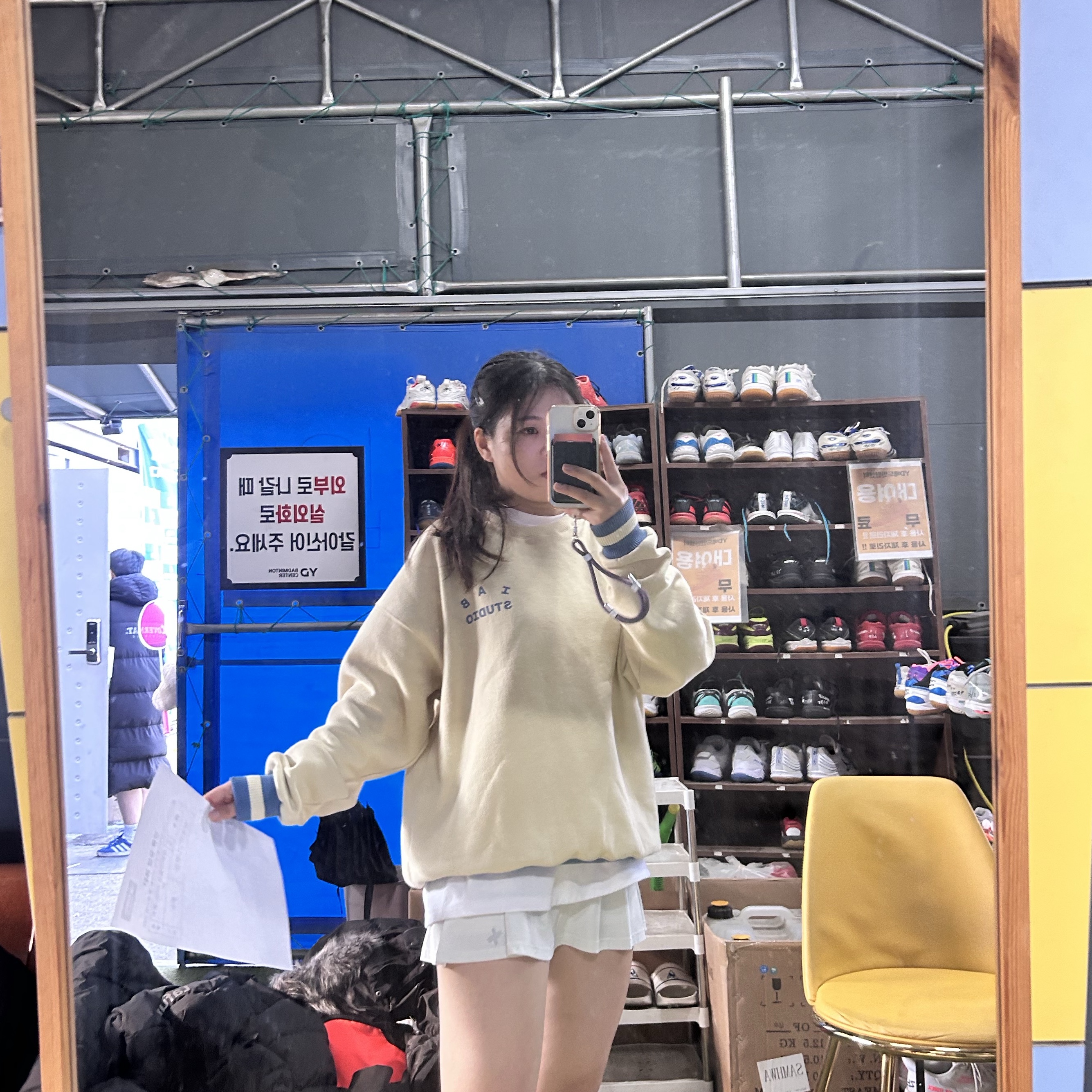 IAB Studio x Yonex Sweatshirt Reed Yellow 착용 스타일 - 1