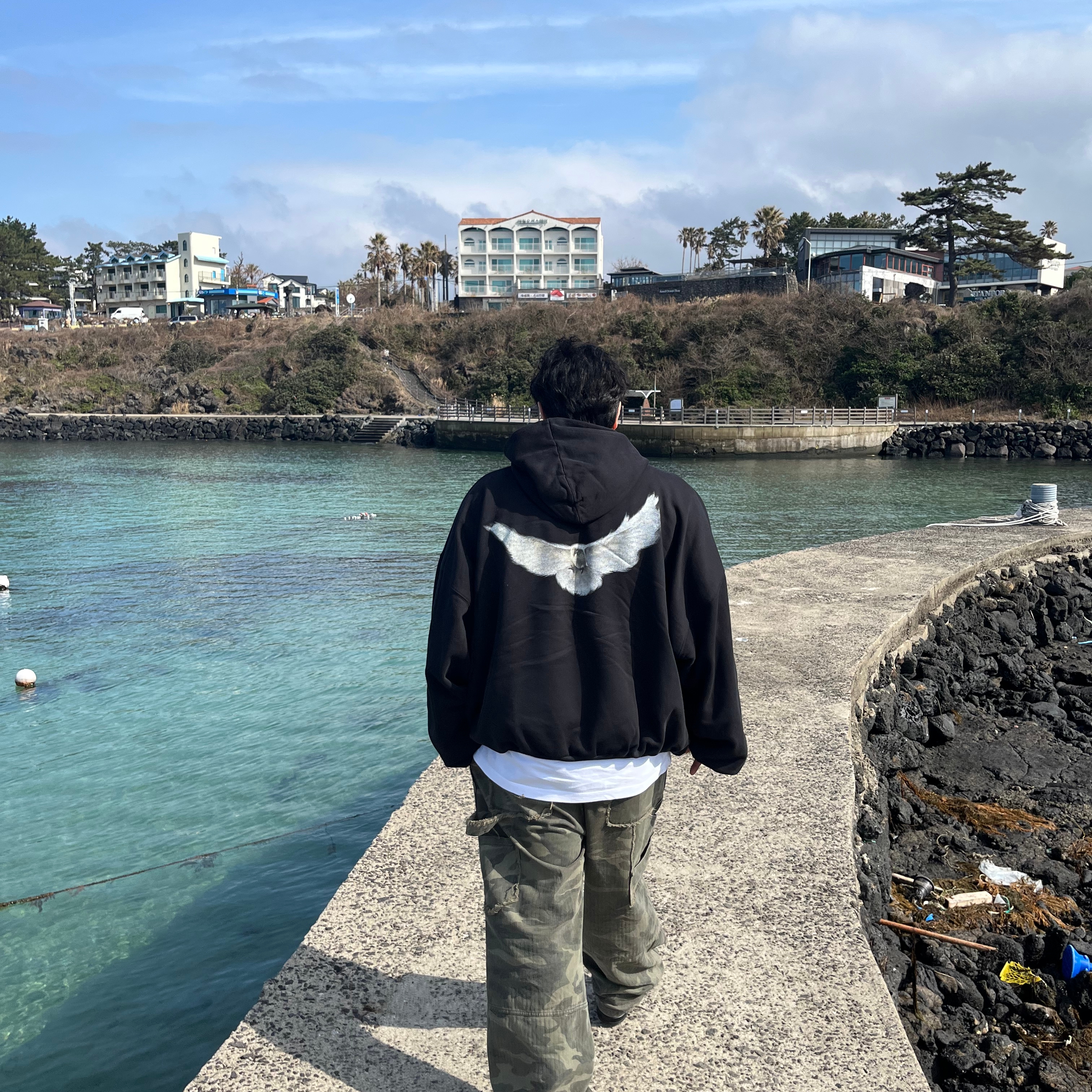 Yeezy Gap Engineered By Balenciaga Dove Hoodie Washed Black 착용 스타일 - 2