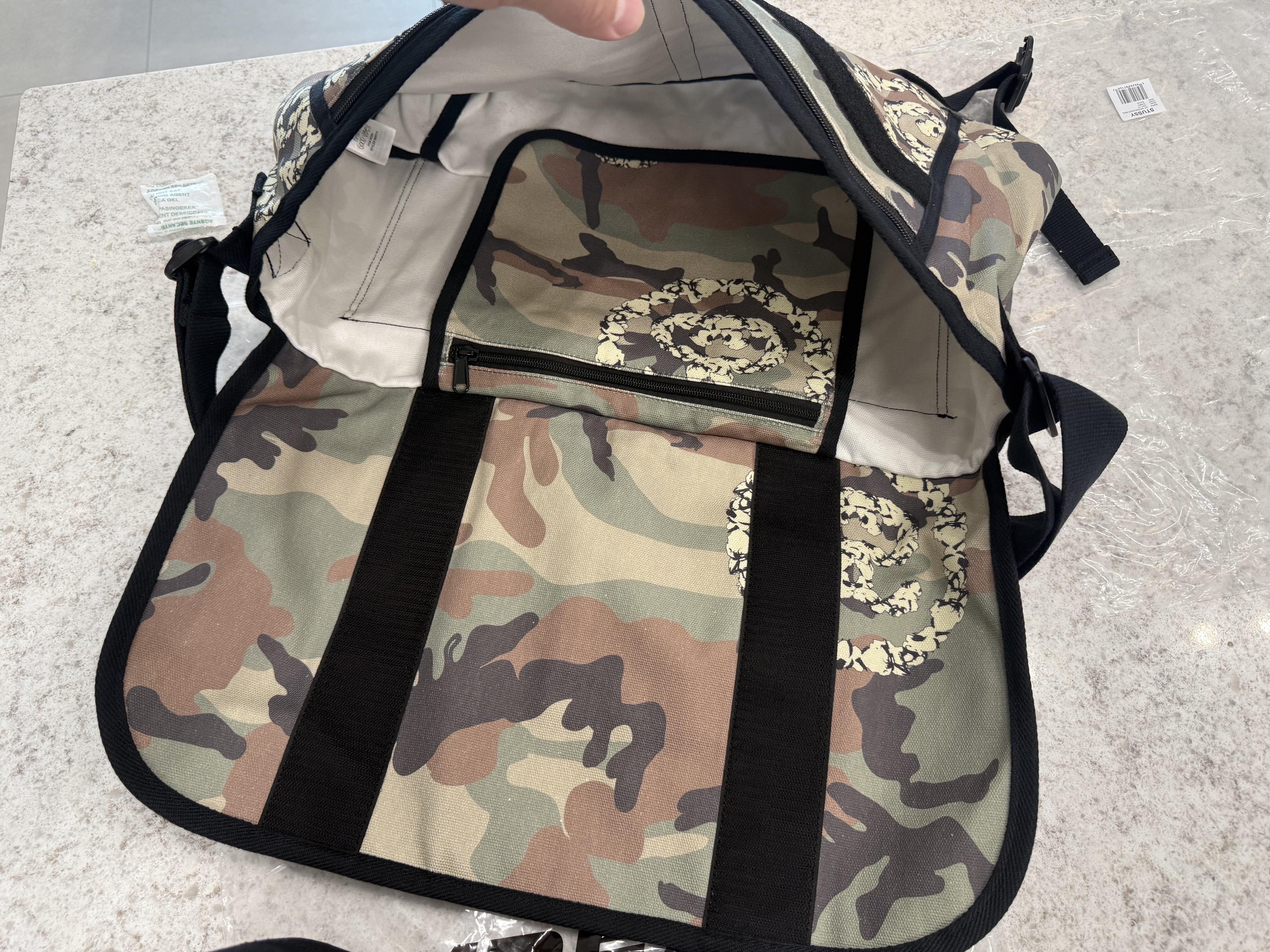 Stussy x Denim Tears Messenger Bag Camo 착용 스타일 - 4