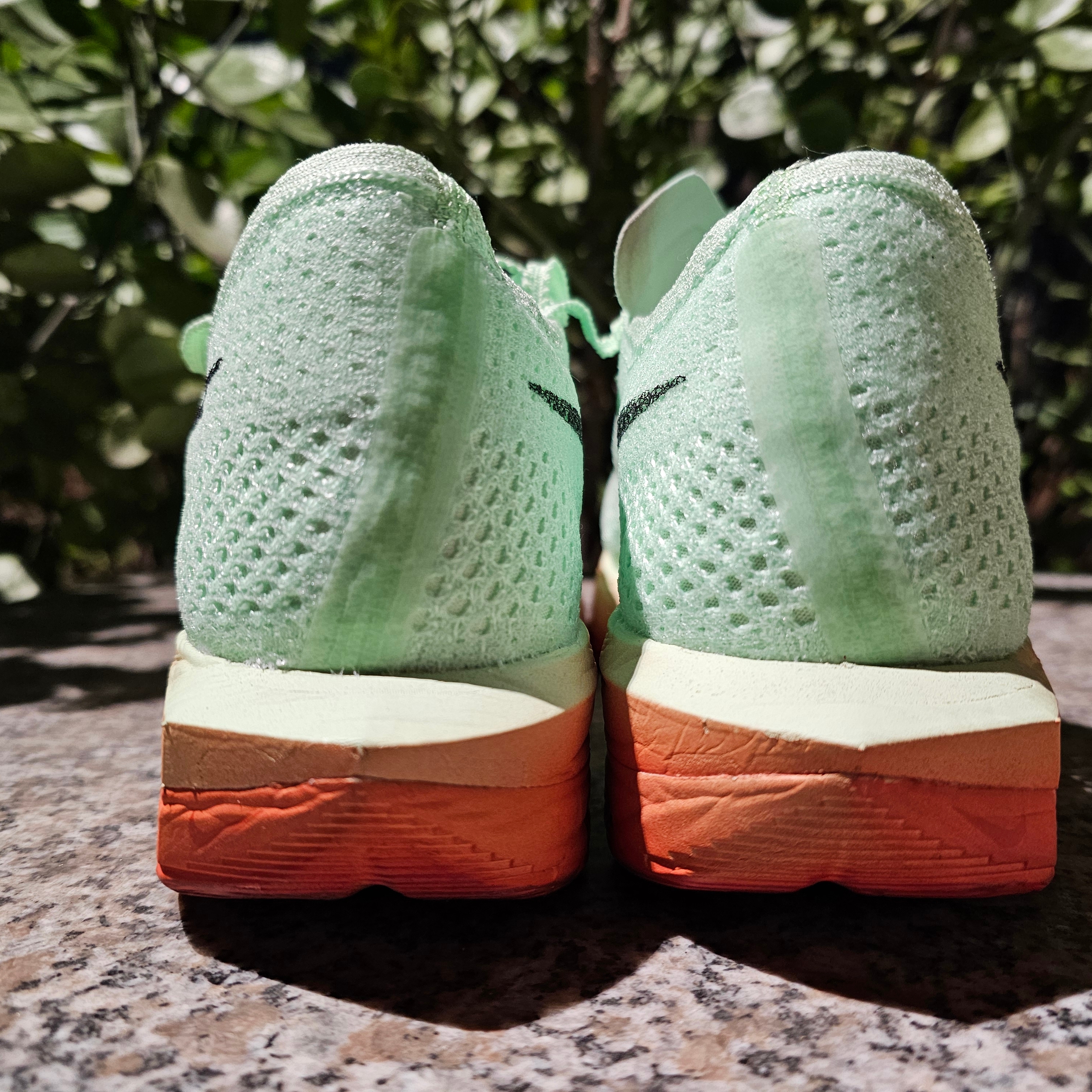Nike ZoomX Vaporfly Next% 3 Vapor Green Dragon Red 착용 스타일 - 2