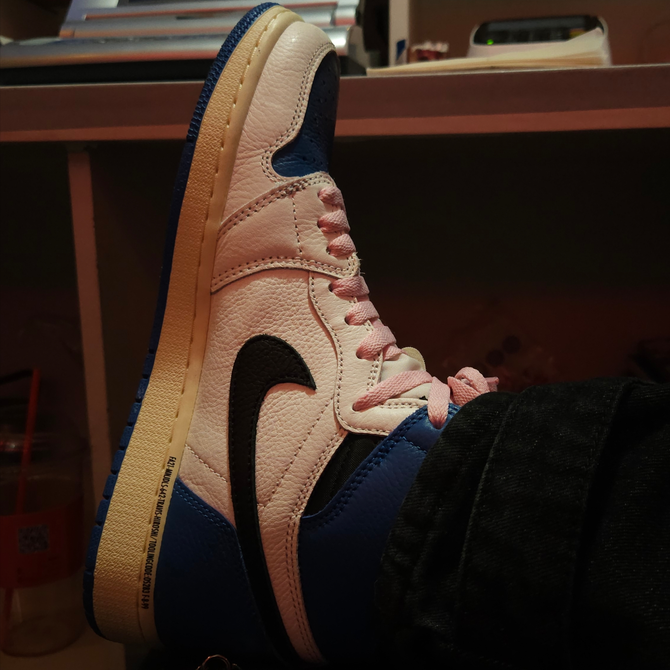 Jordan 1 x Travis Scott x Fragment Retro High OG SP Military Blue 착용 스타일 - 1