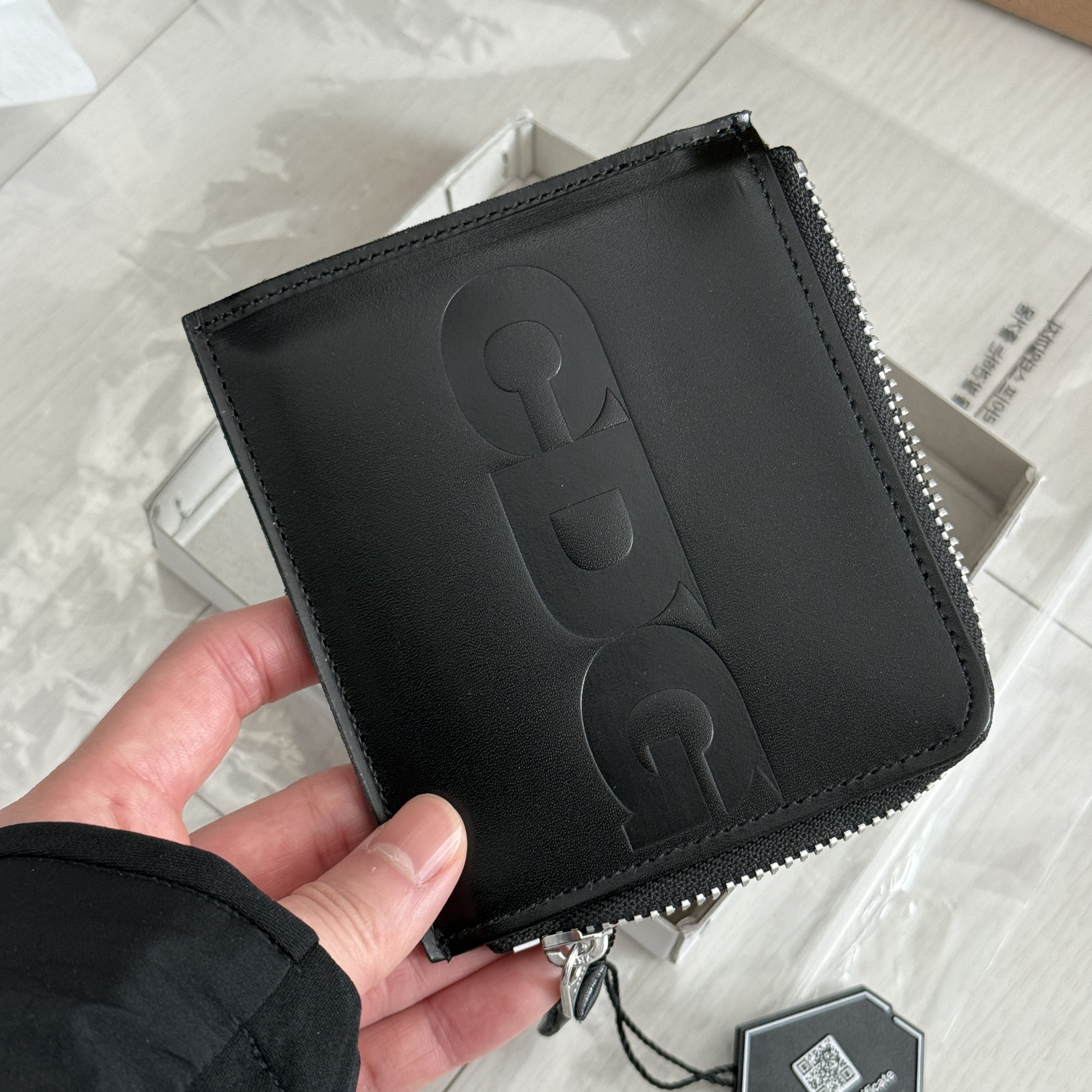 CDG Embossed Logo Wallet Black 착용 스타일