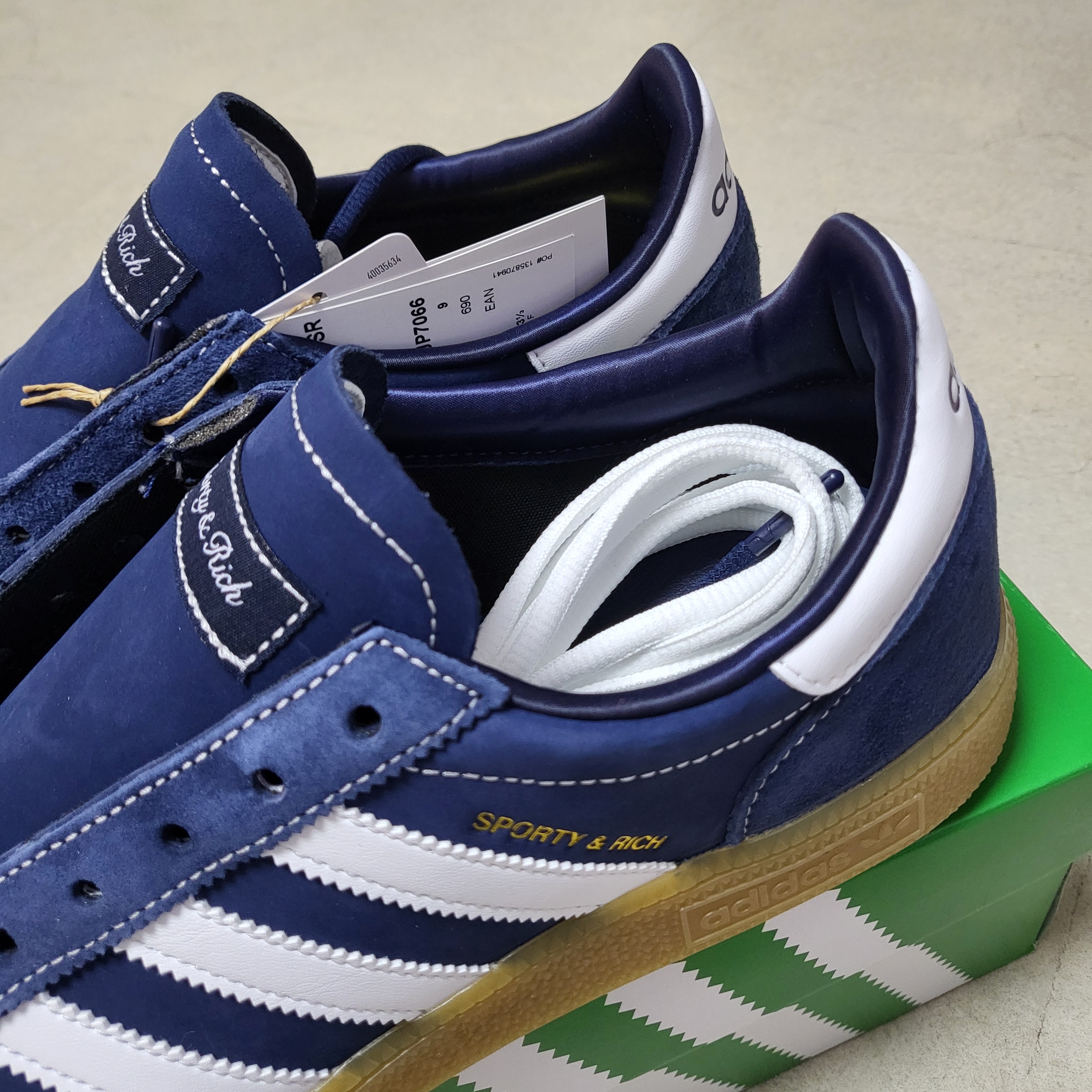 Adidas x Sporty & Rich Handball Spezial Night Indigo Cloud White 착용 스타일 - 5