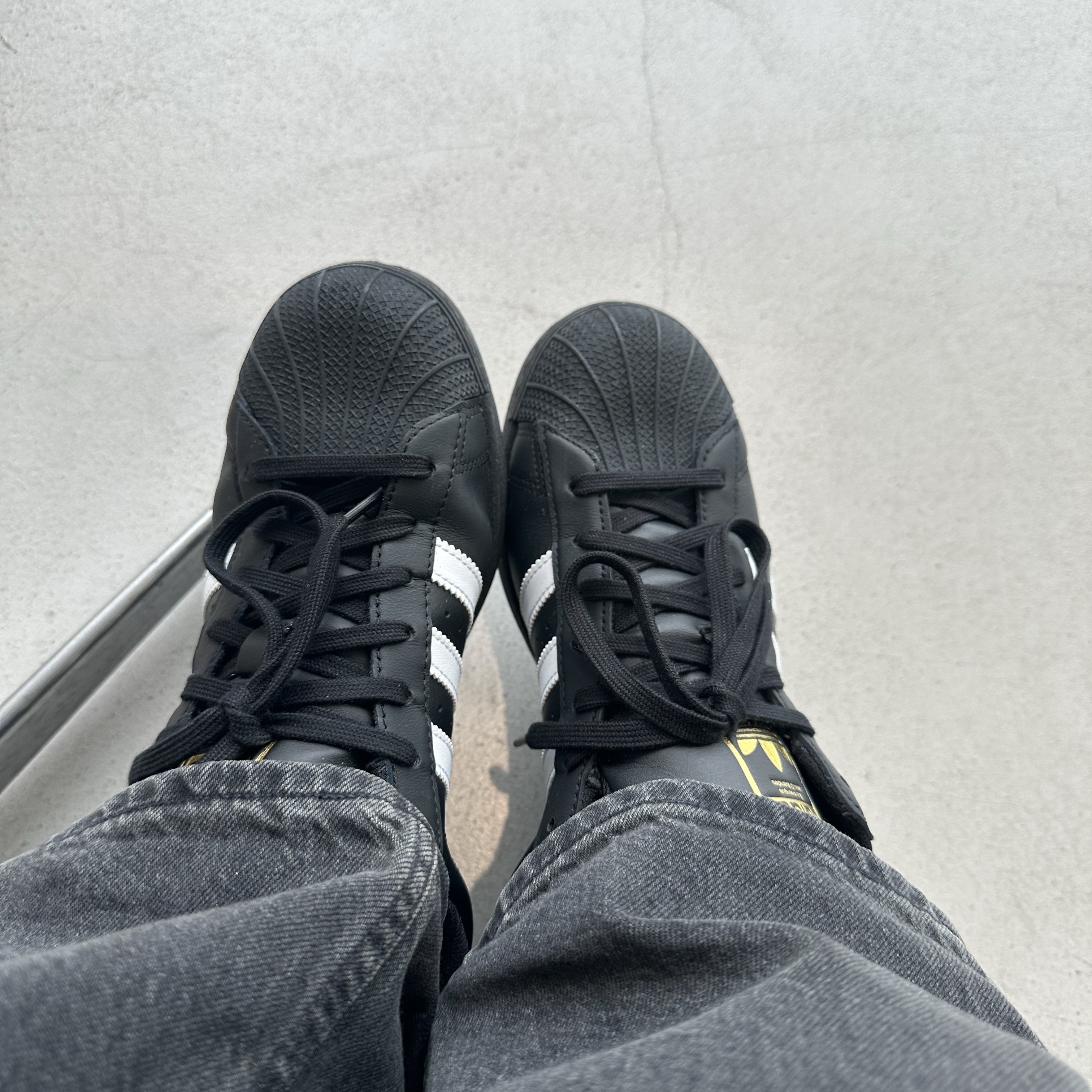 Adidas Superstar Core Black White 착용 스타일