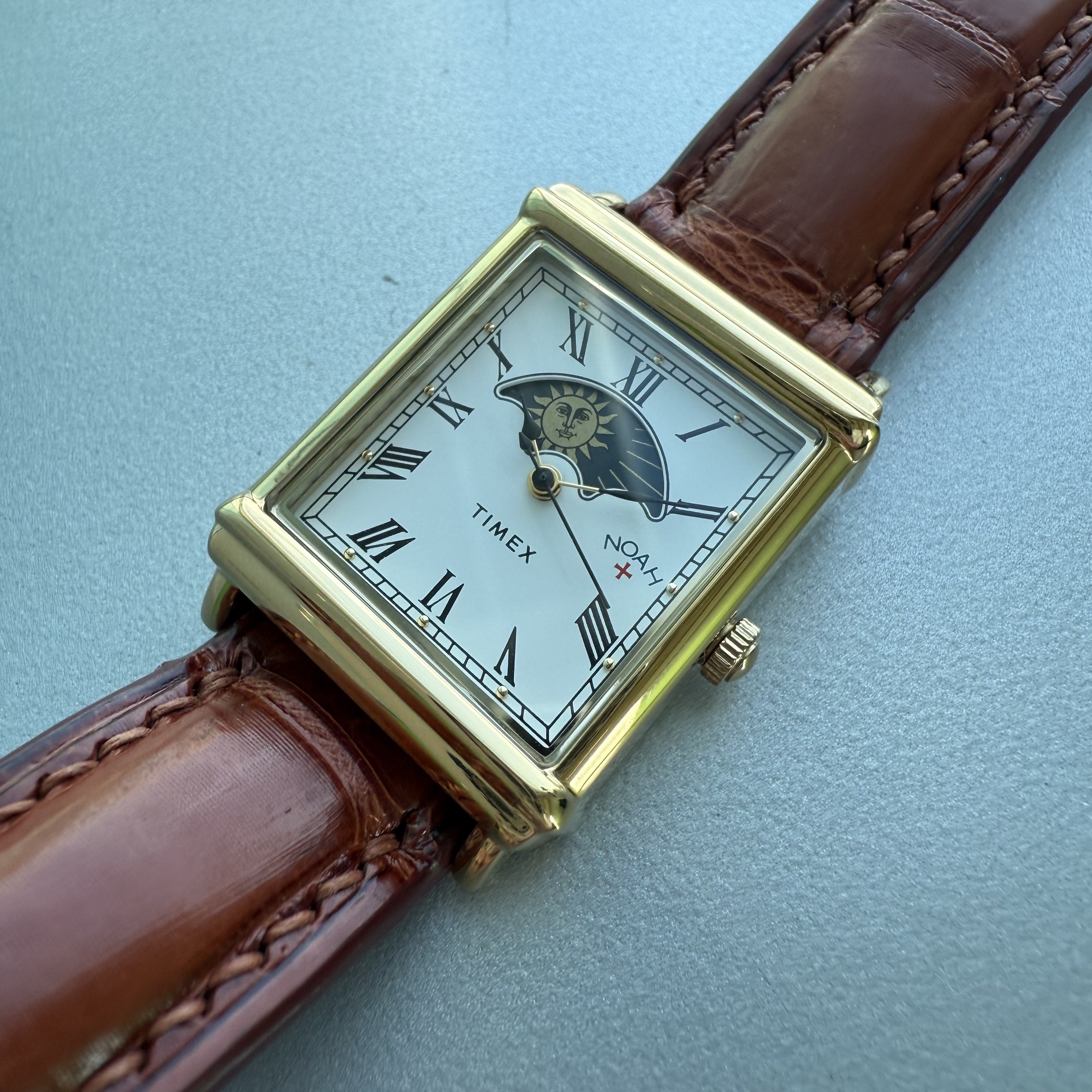 Timex x Noah Sun and Moon Watch Black Gold 착용 스타일 - 6