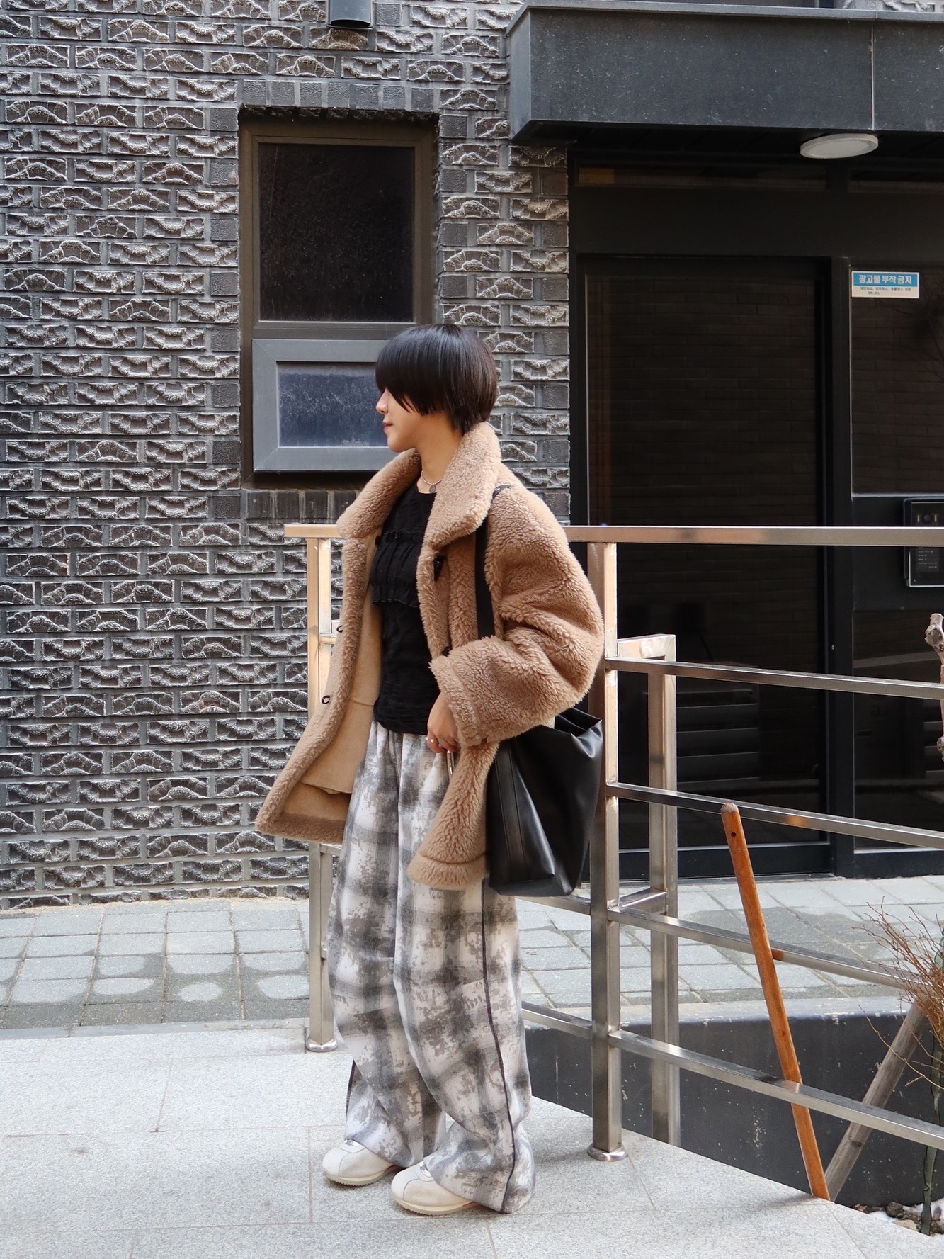(W) Nike Cortez 23 Orewood Brown and Earth 착용 스타일