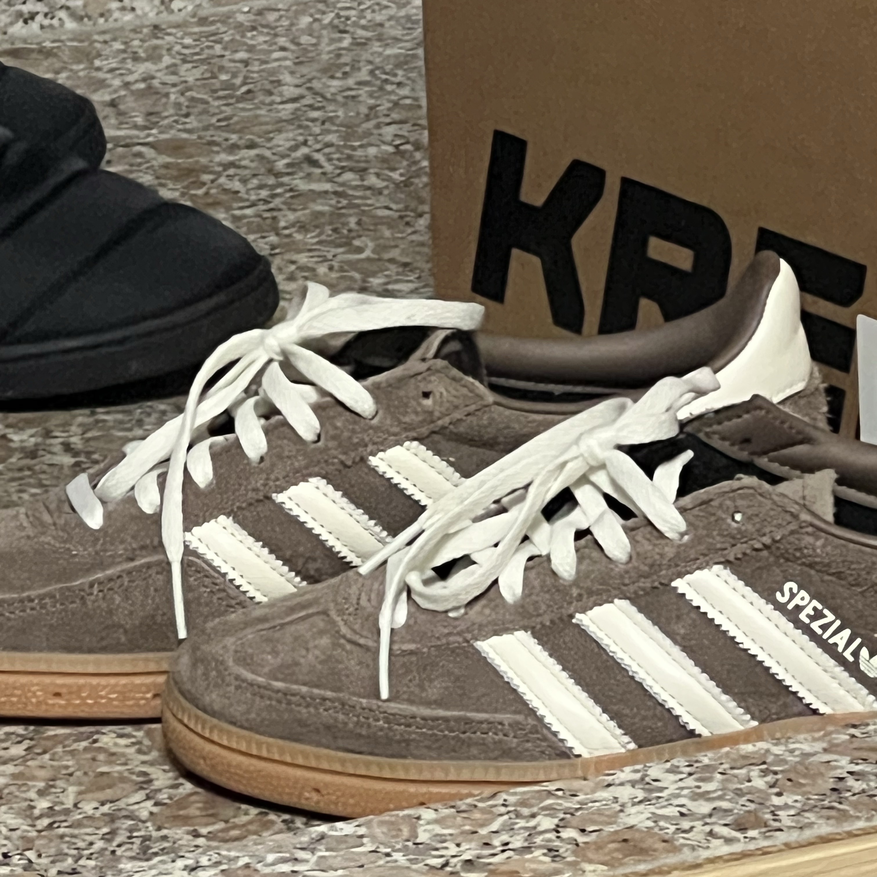 (W) Adidas Spezial Handball Earth Strata Off White 착용 스타일